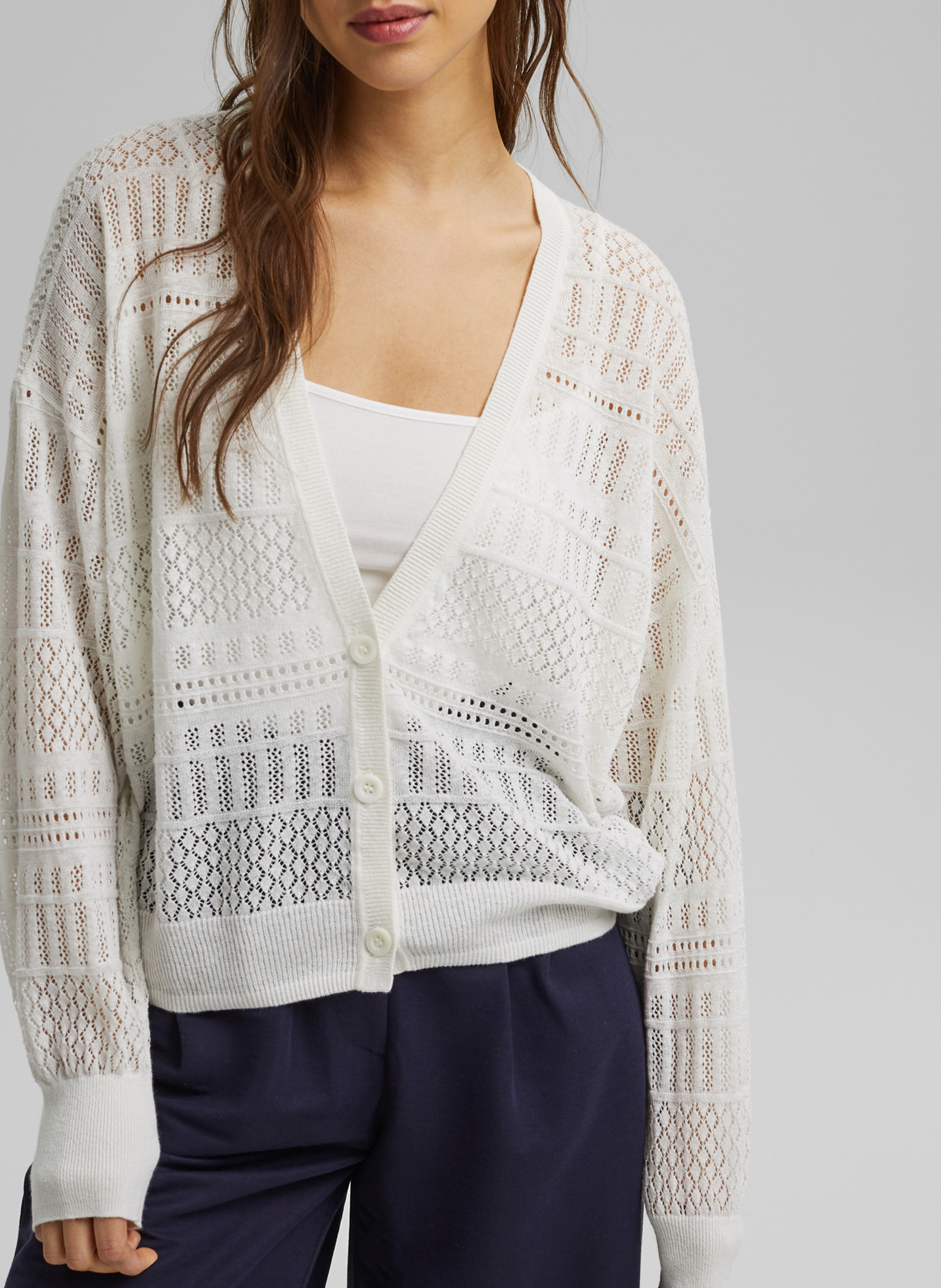 Weite Strickjacke Aus Ajourstrick Mit Vausschnitt Off White Esprit