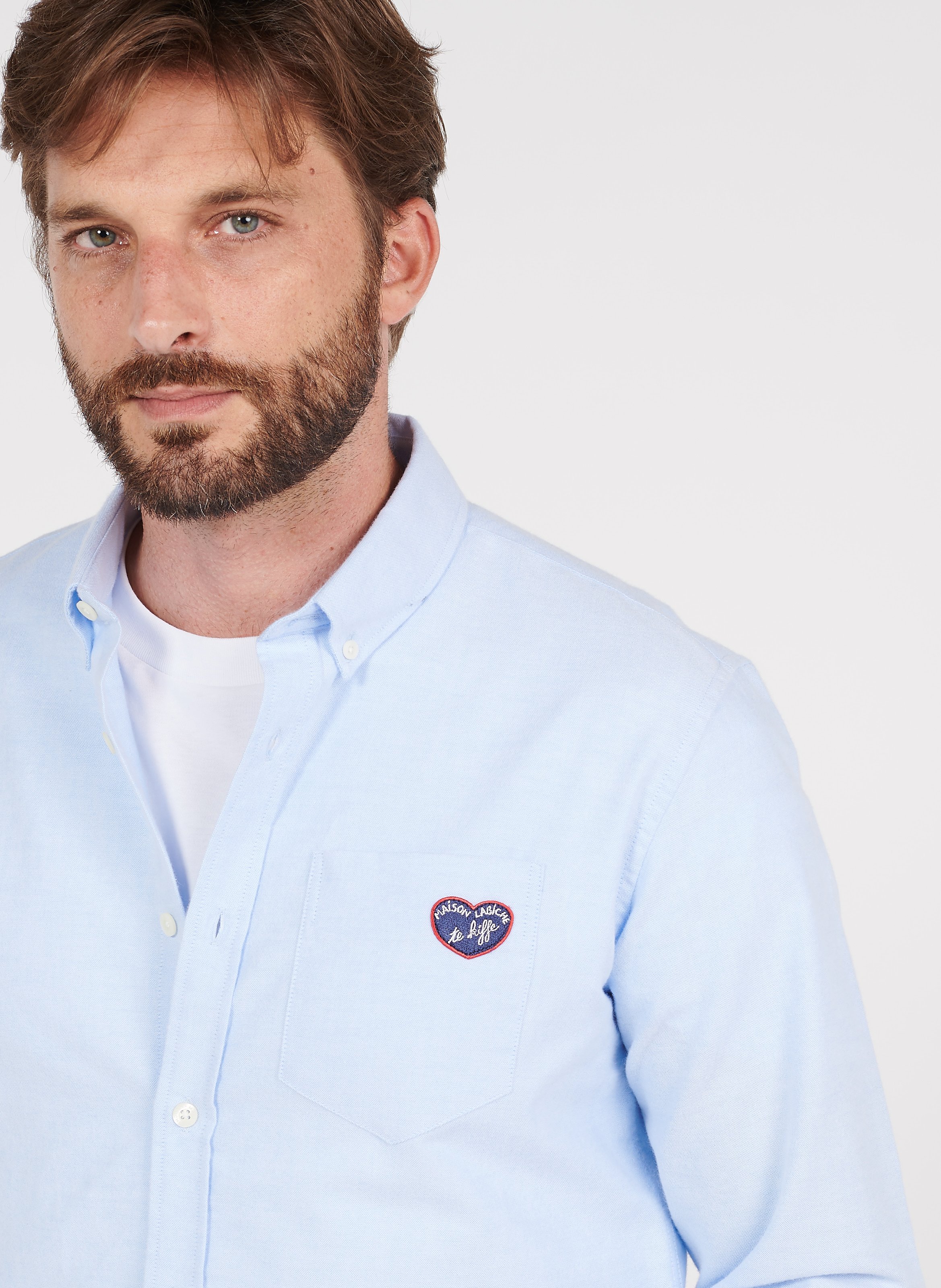 Camisa Slim Fit De Algodón Con Parche Bordado Maison Labiche Te Kiffe Sky  Cardinal Maison Labiche - Hombre | Place des Tendances