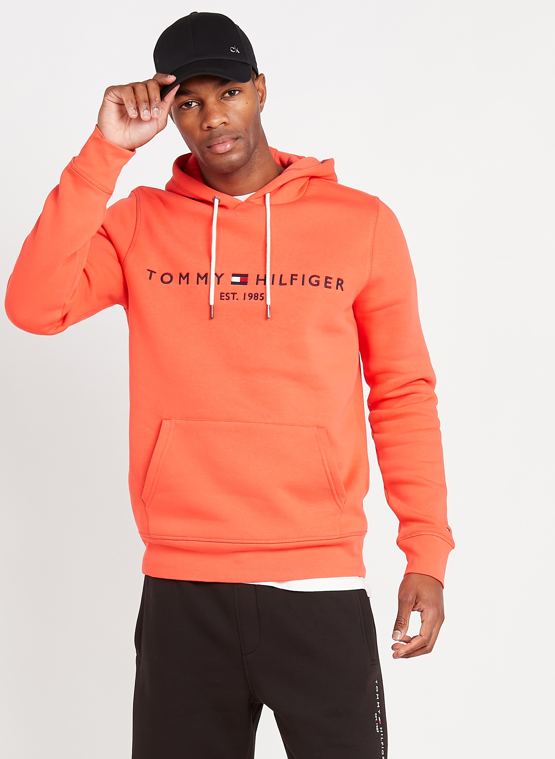 Sudadera Bordada Regular Fit Con Cuello Redondo Hawaiian Coral Tommy  Hilfiger - Hombre | Place des Tendances