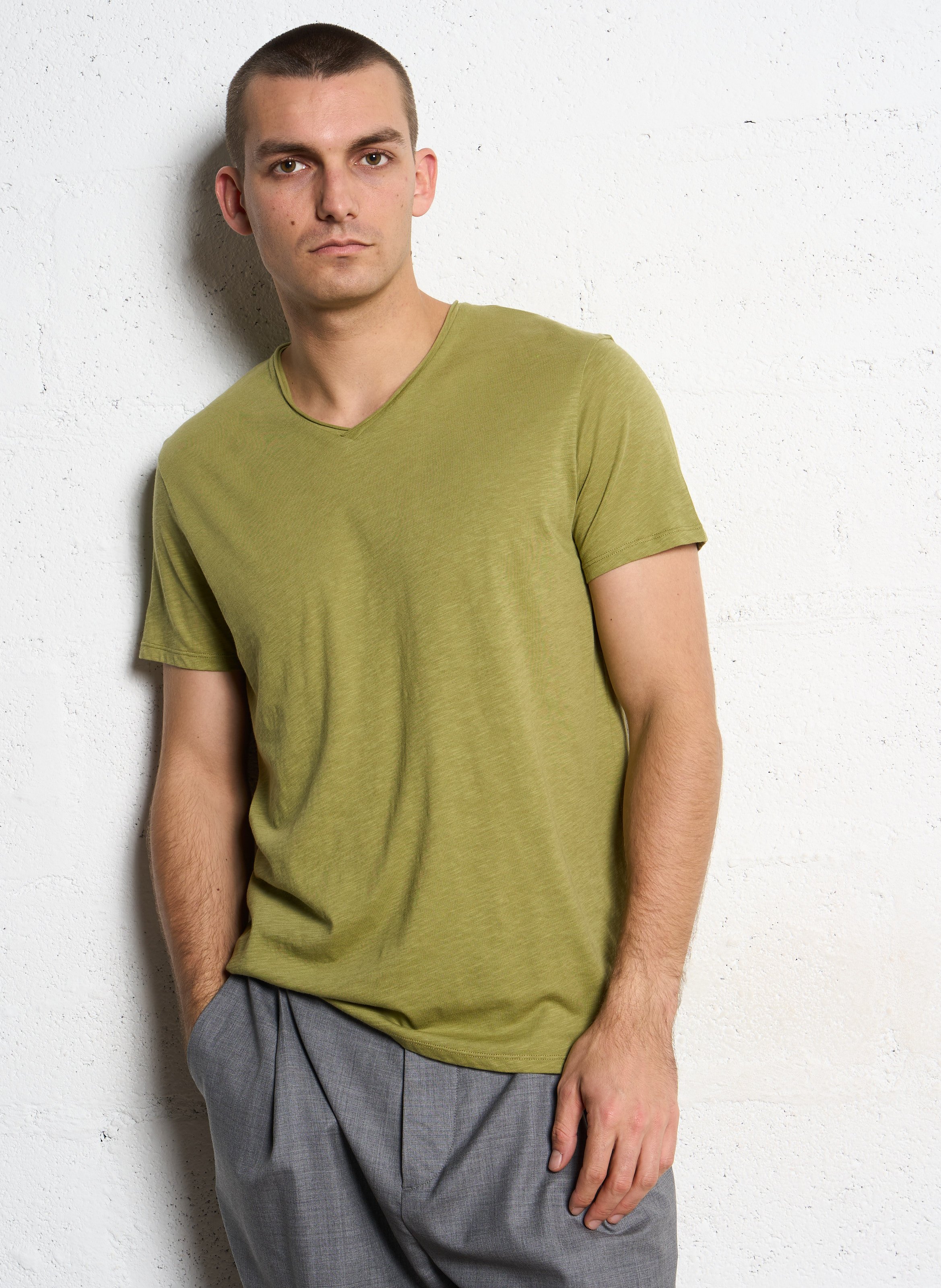 Gerade geschnittenes Baumwoll-T-Shirt mit V-Ausschnitt IKKS