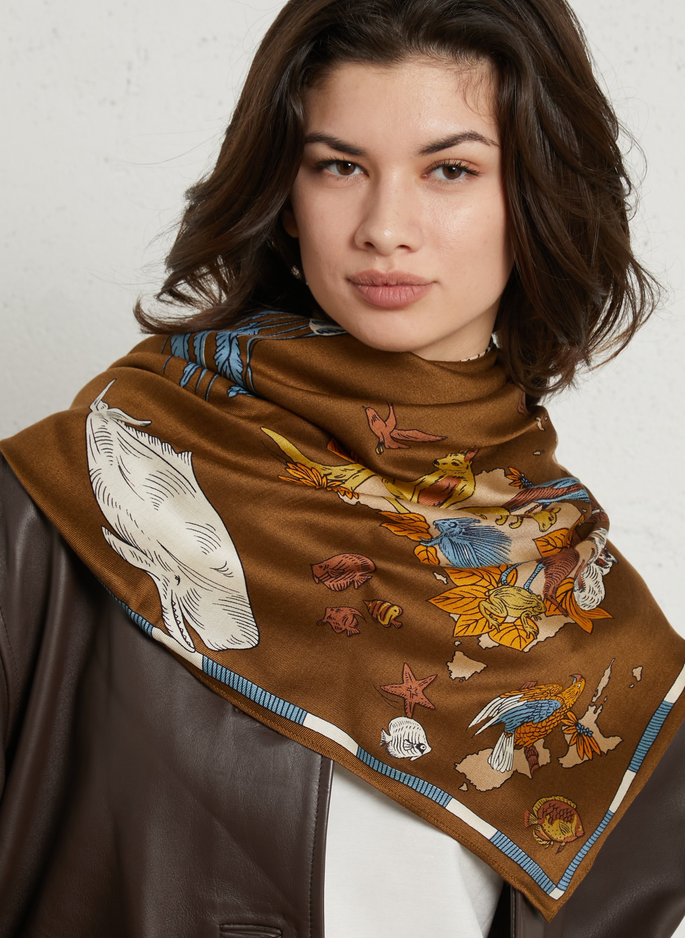 Carré imprimé animalier en soie mélangée INOUI EDITIONS