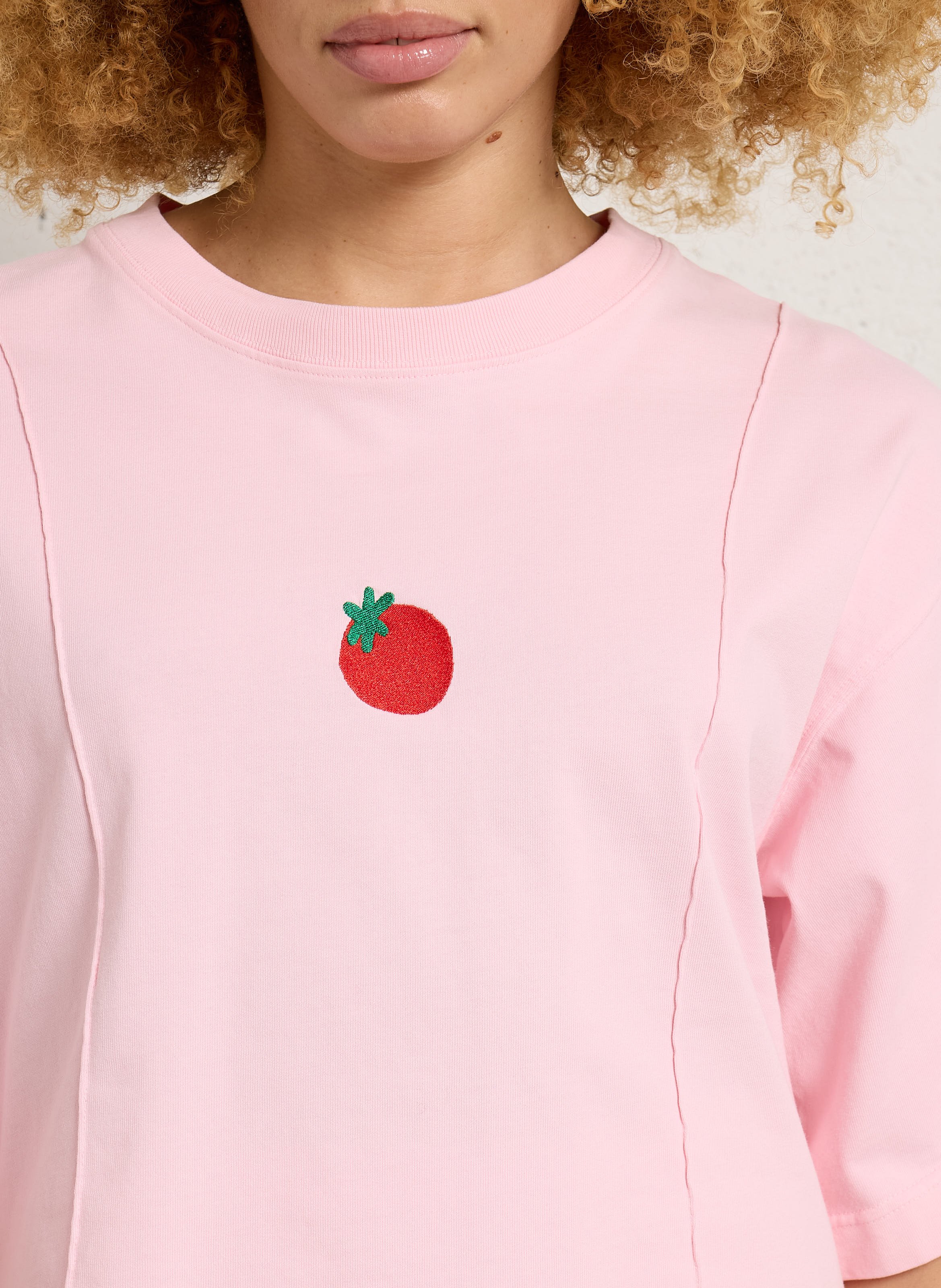 Weites T-Shirt mit kurzer Länge und Erdbeerstickerei DR BLOOM Rosa