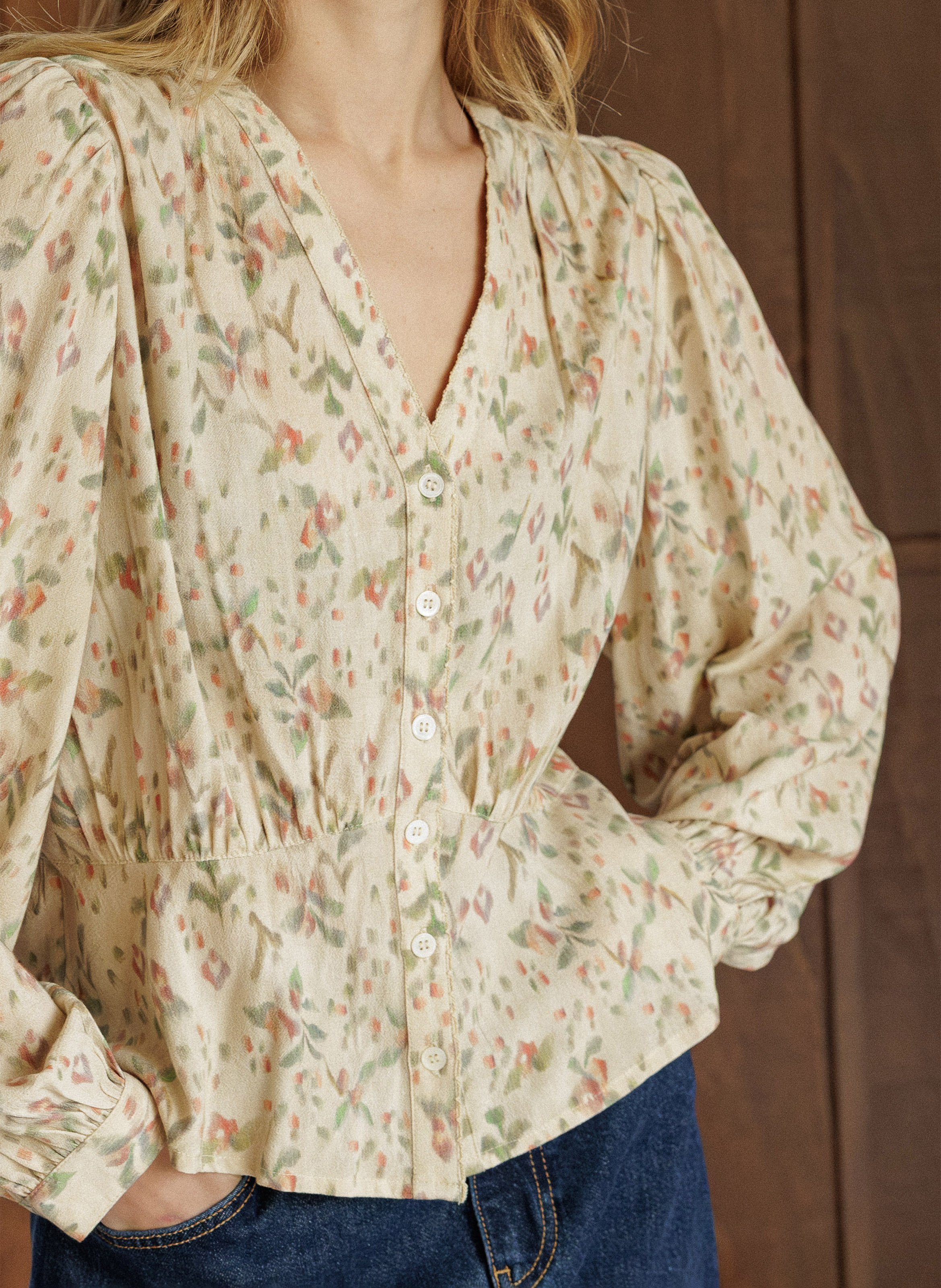 Fitted printed V-neck shirt INDI & COLD Beige
