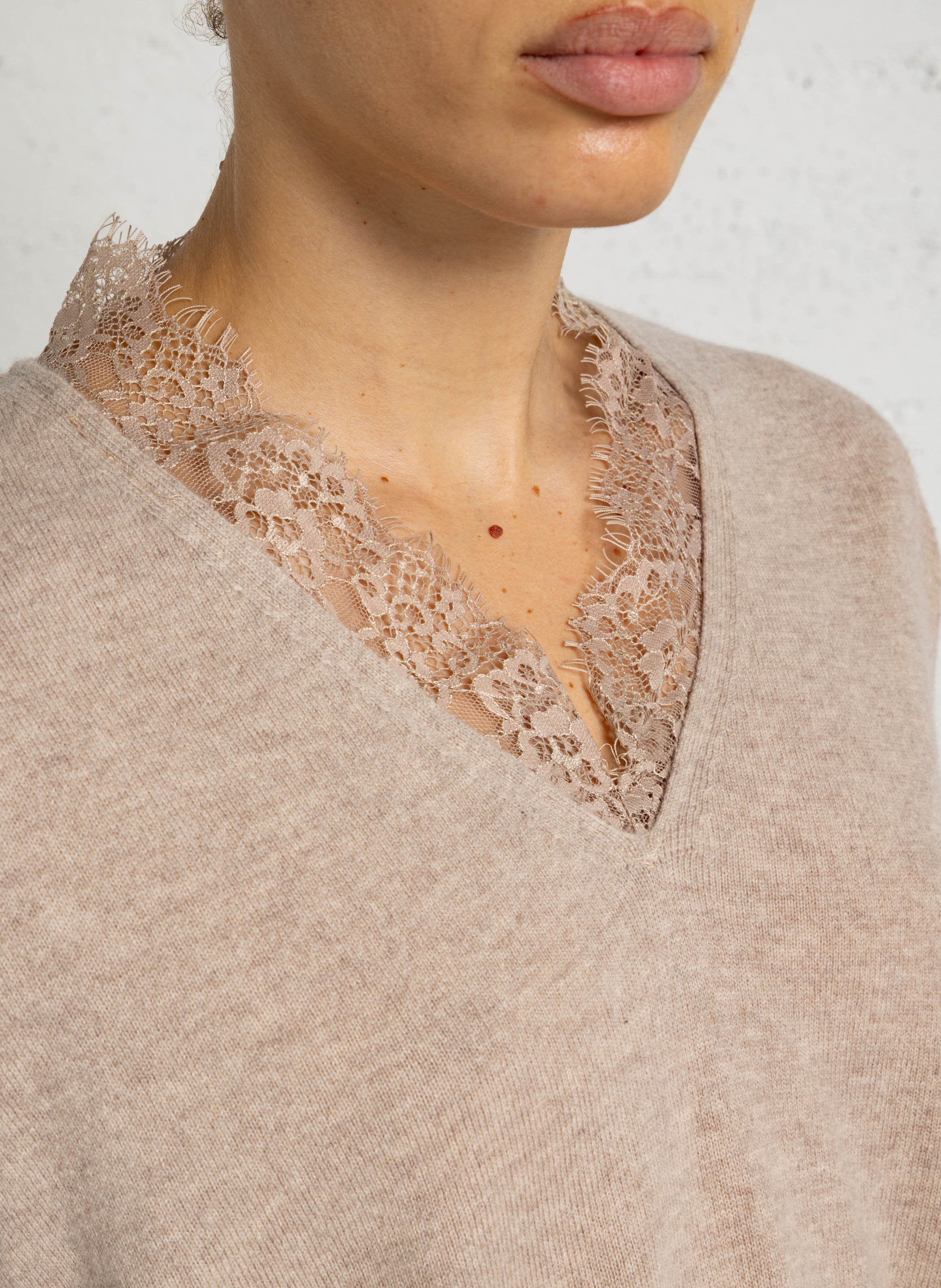 Ruimvallende, wollen trui met V-hals BERENICE Beige