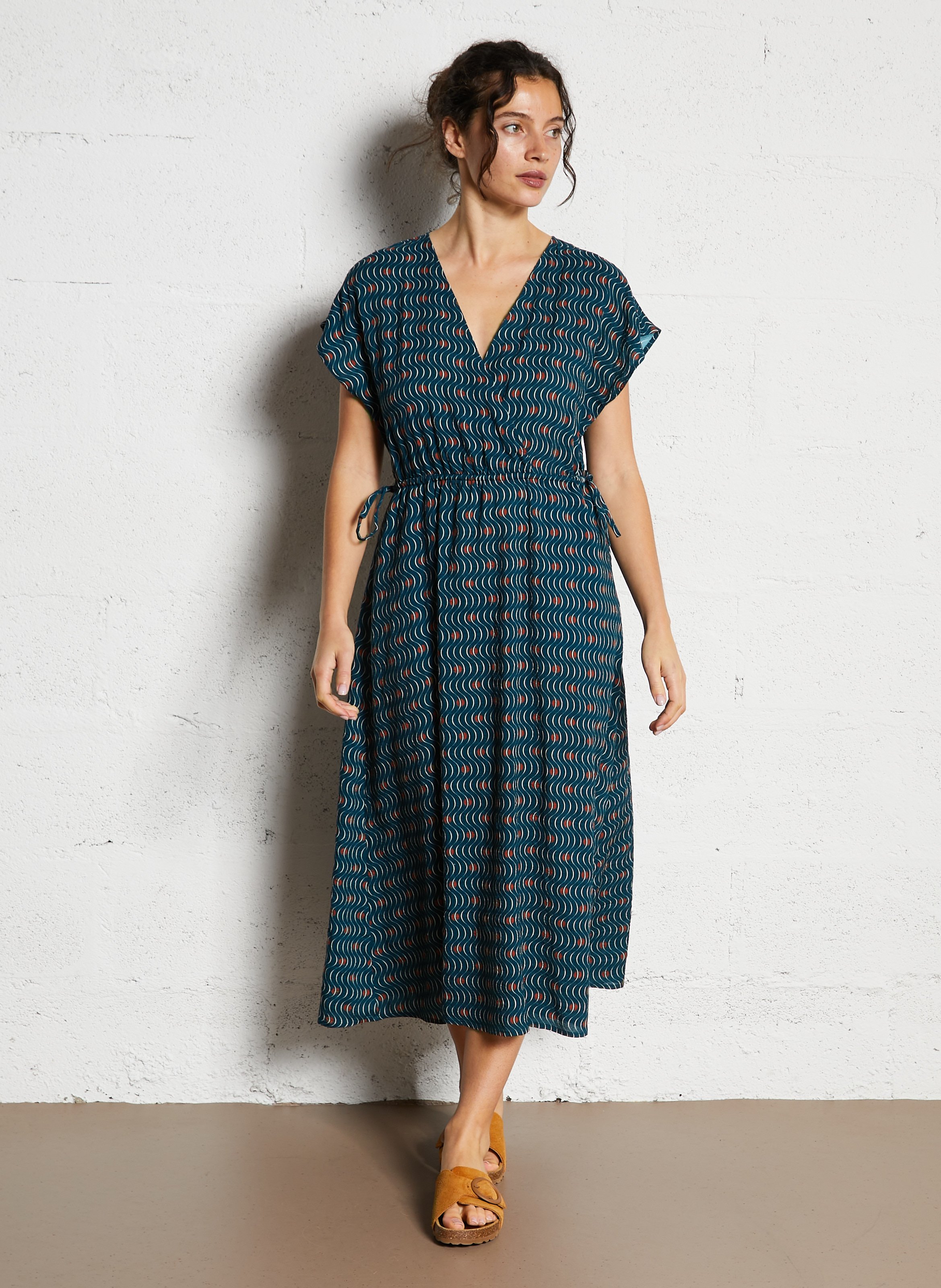 Halflange jurk met V-hals en print NICE THINGS Blauw