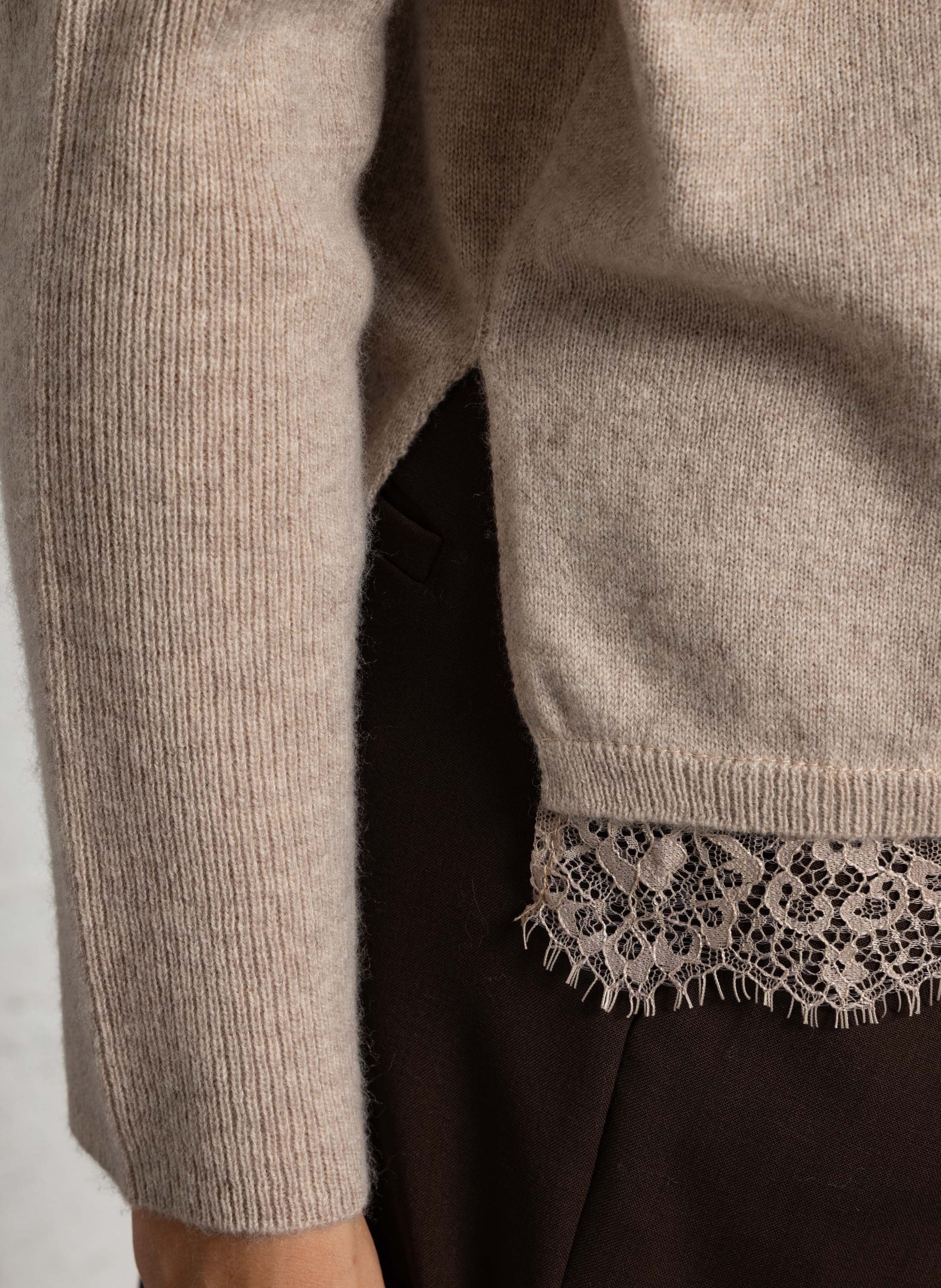 Ruimvallende, wollen trui met V-hals BERENICE Beige