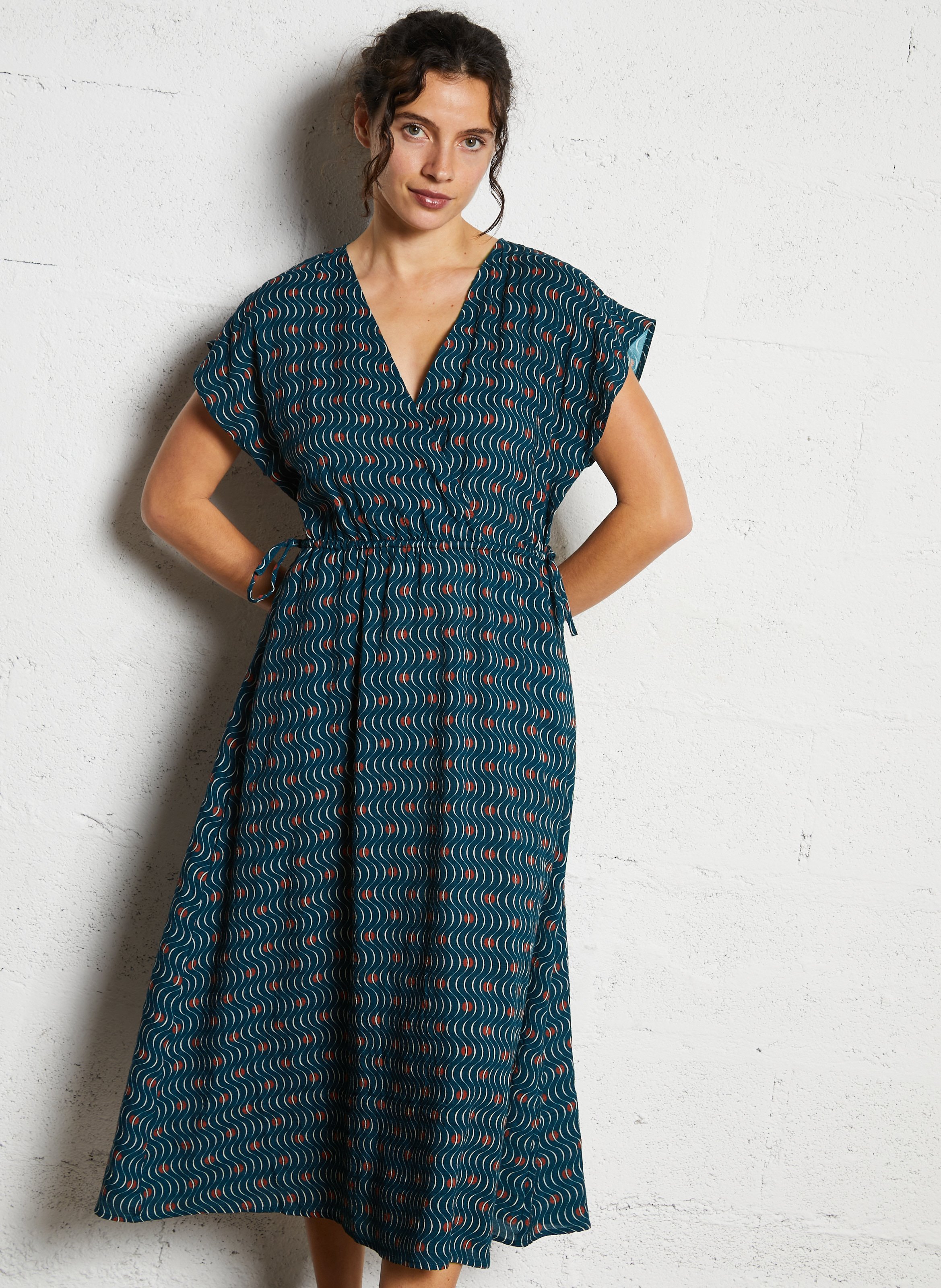 Halflange jurk met V-hals en print NICE THINGS Blauw