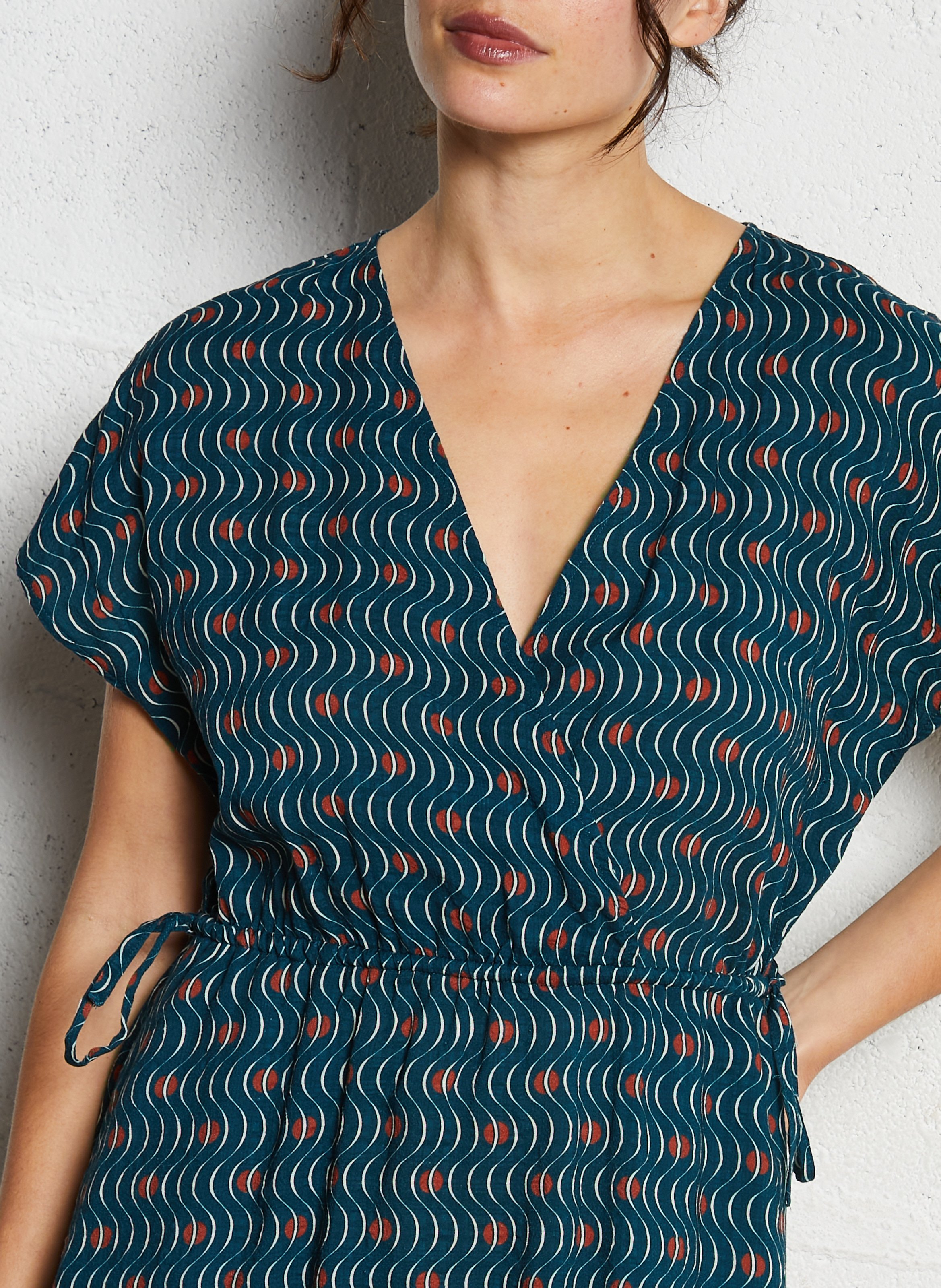 Halflange jurk met V-hals en print NICE THINGS Blauw