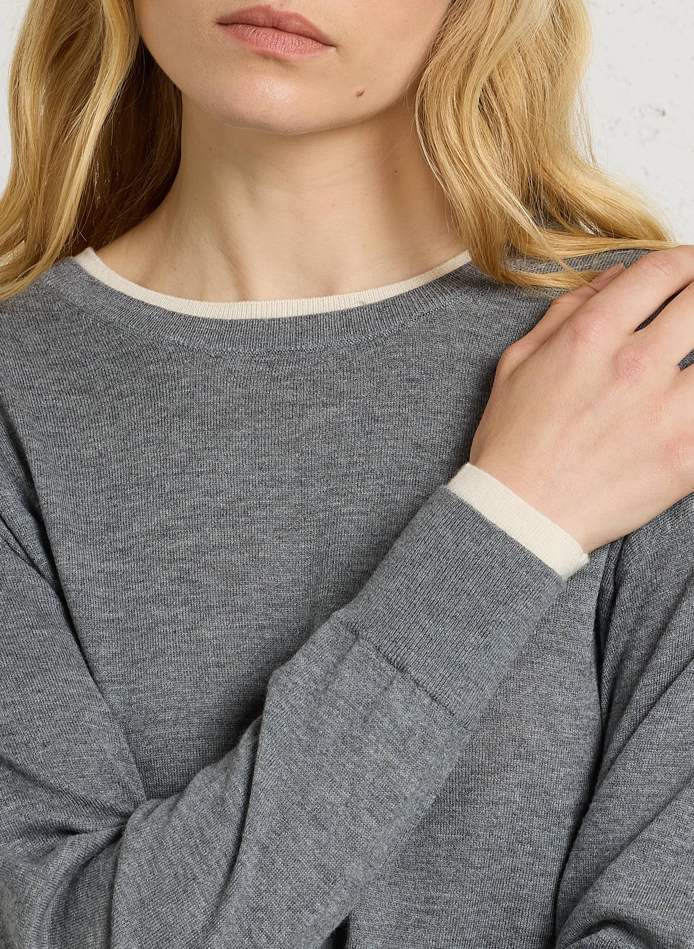 Pull droit en soie, laine et cachemire MAJESTIC FILATURES Gris