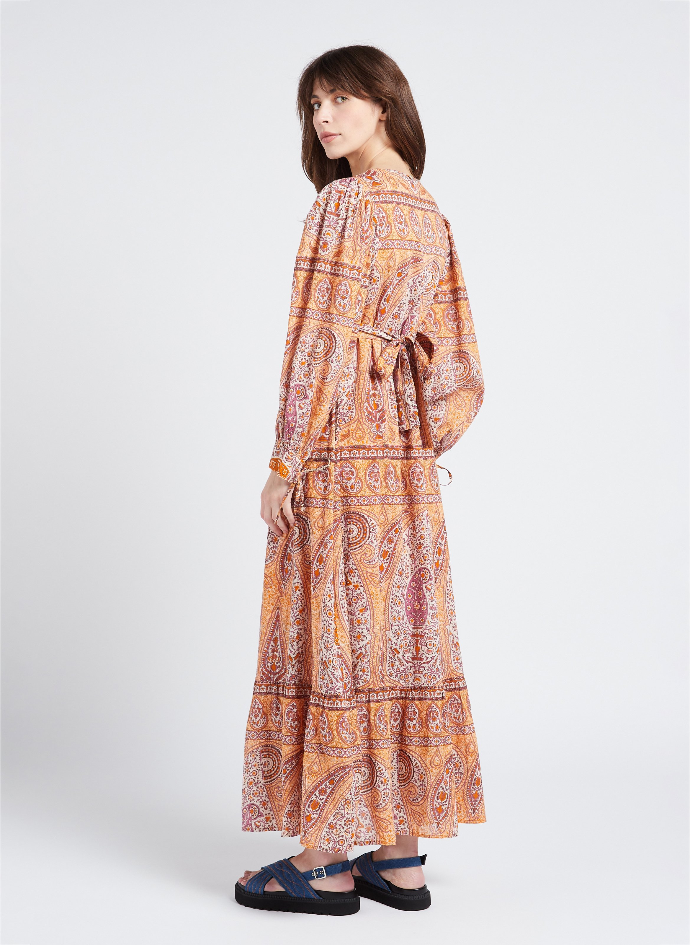 Langes, tailliertes Kleid mit V-Ausschnitt aus Baumwolle ANTIK BATIK Orange