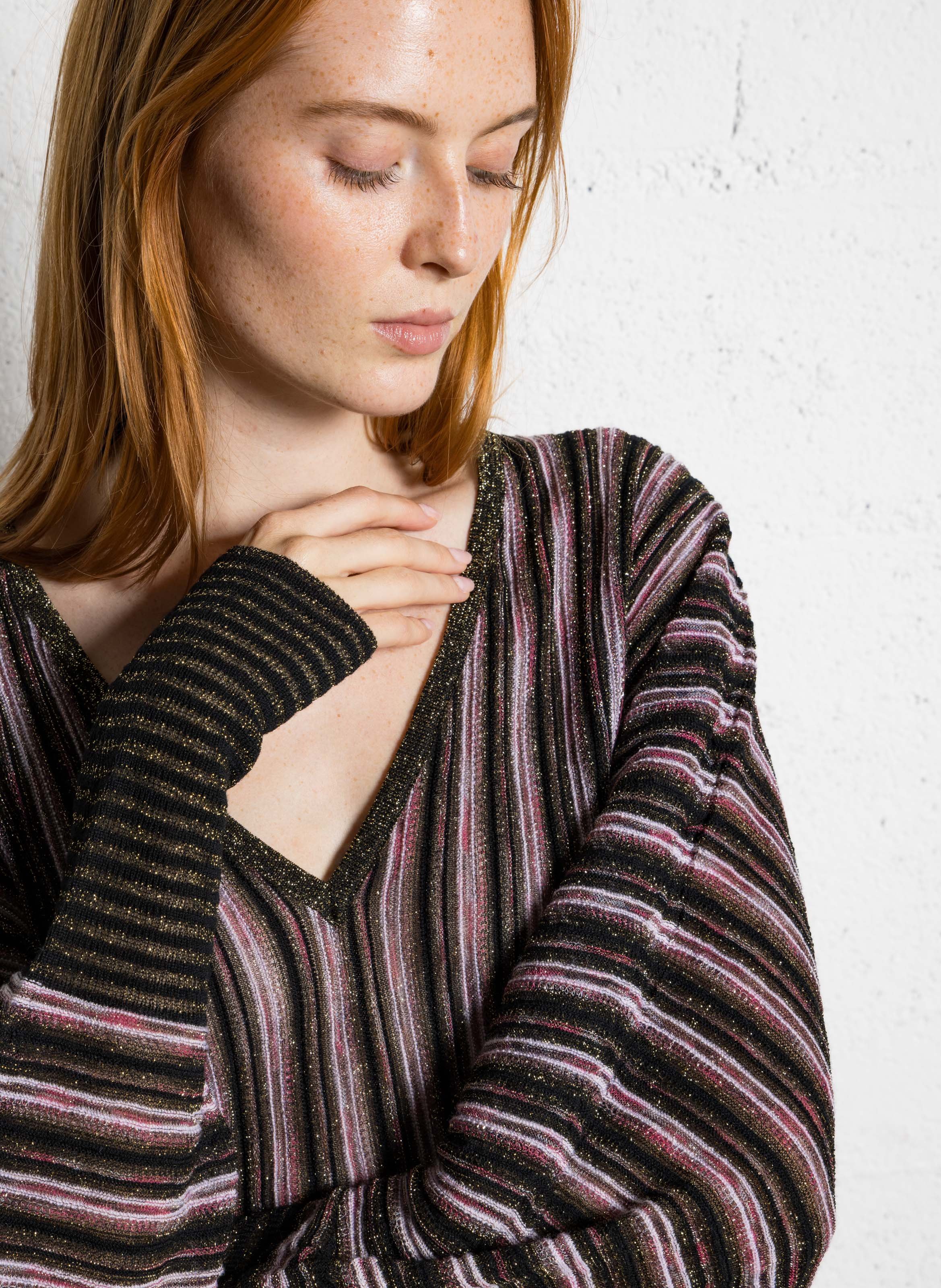 Pull ajusté col V en laine MOMONI Rose