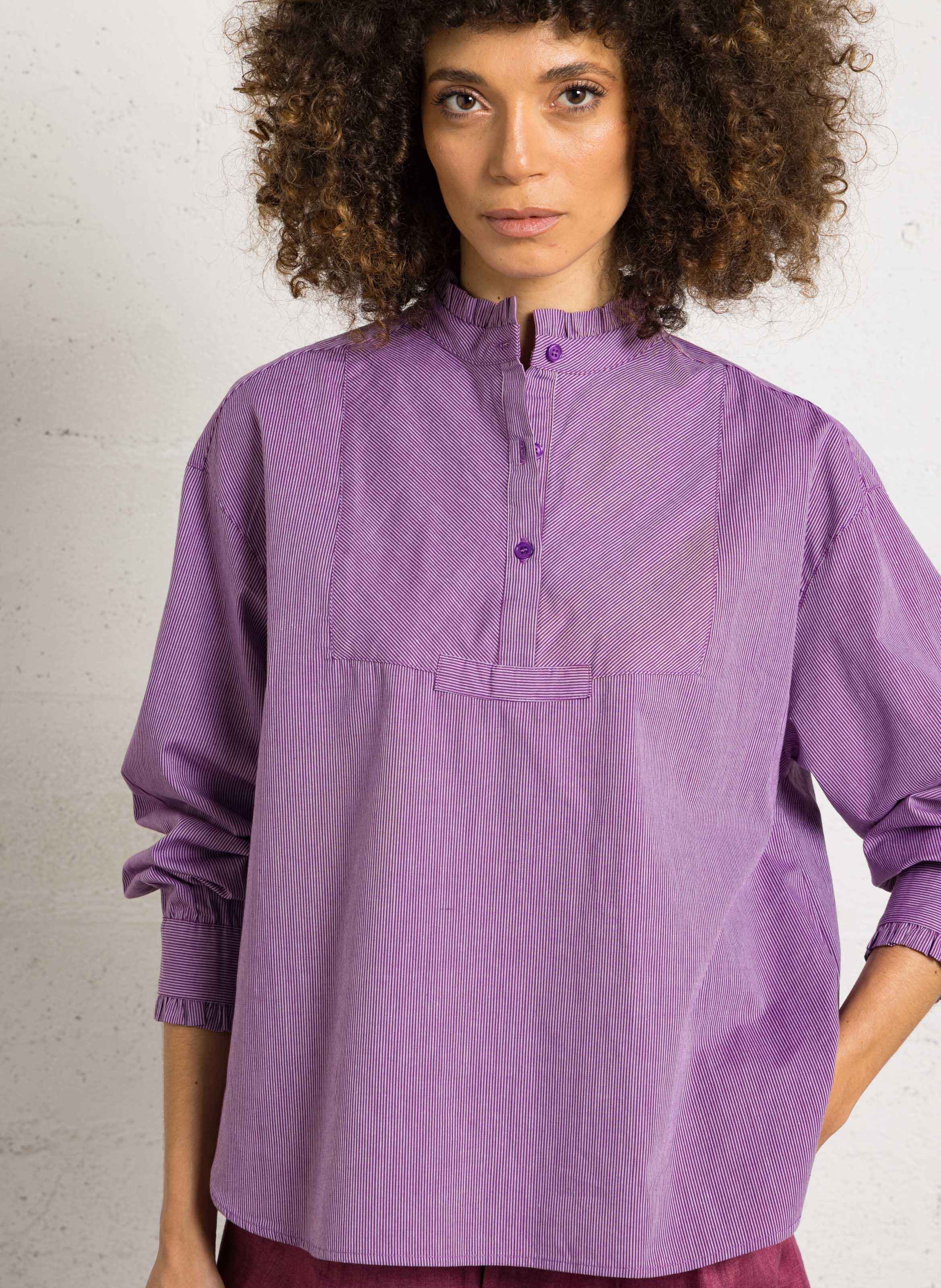 Weite Baumwollbluse mit viktorianischem Kragen SEE U SOON Violett