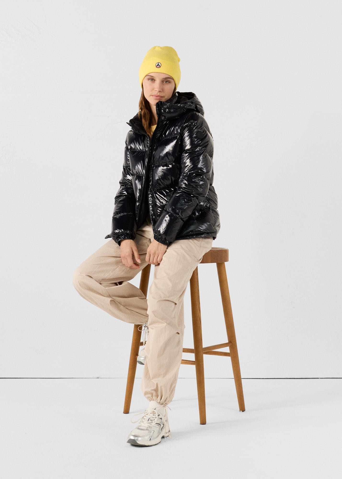 Puffer jacket for extreme cold with a glossy finish inspired by Prague. JOTT Black