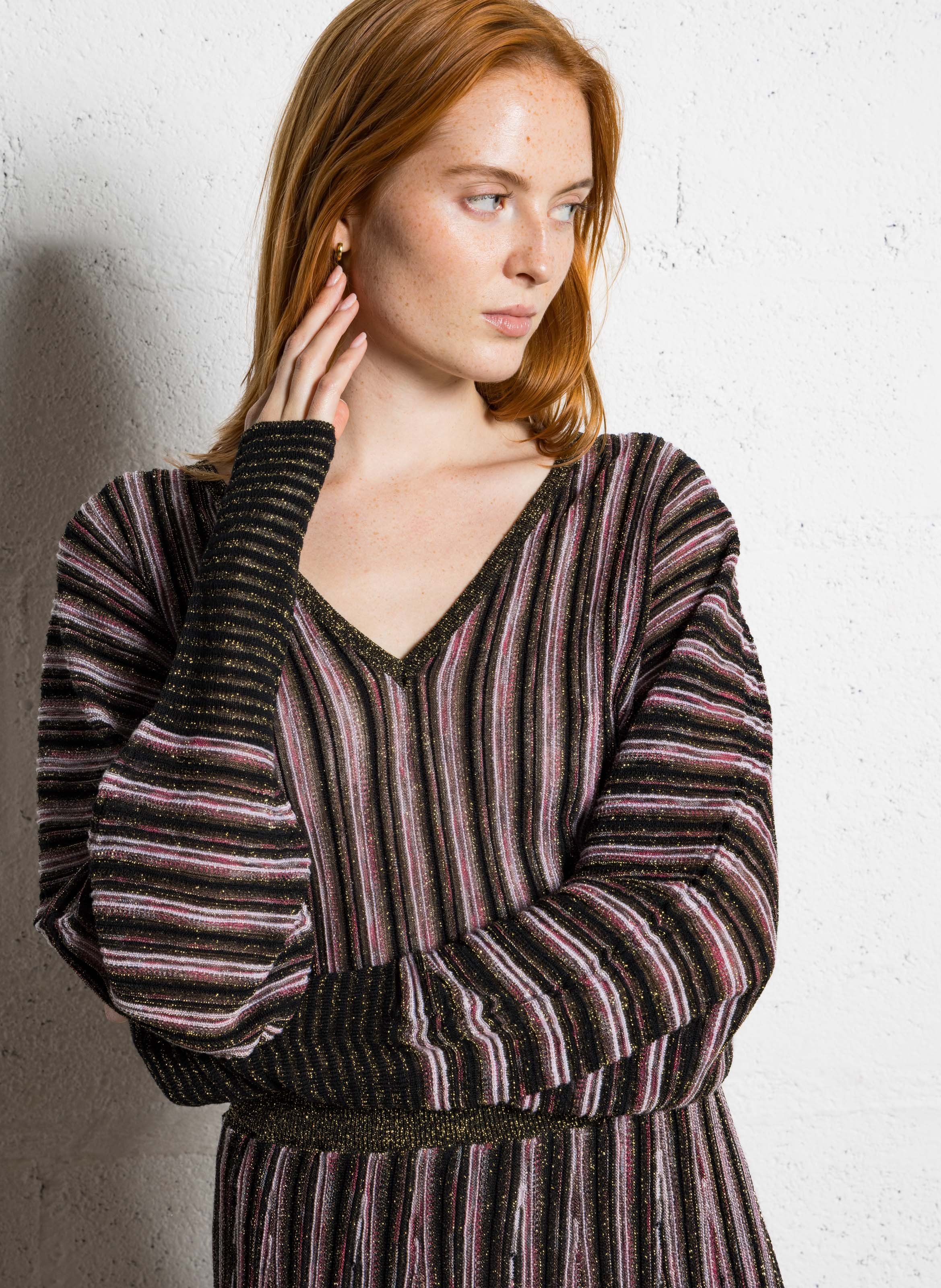 Pull ajusté col V en laine MOMONI Rose