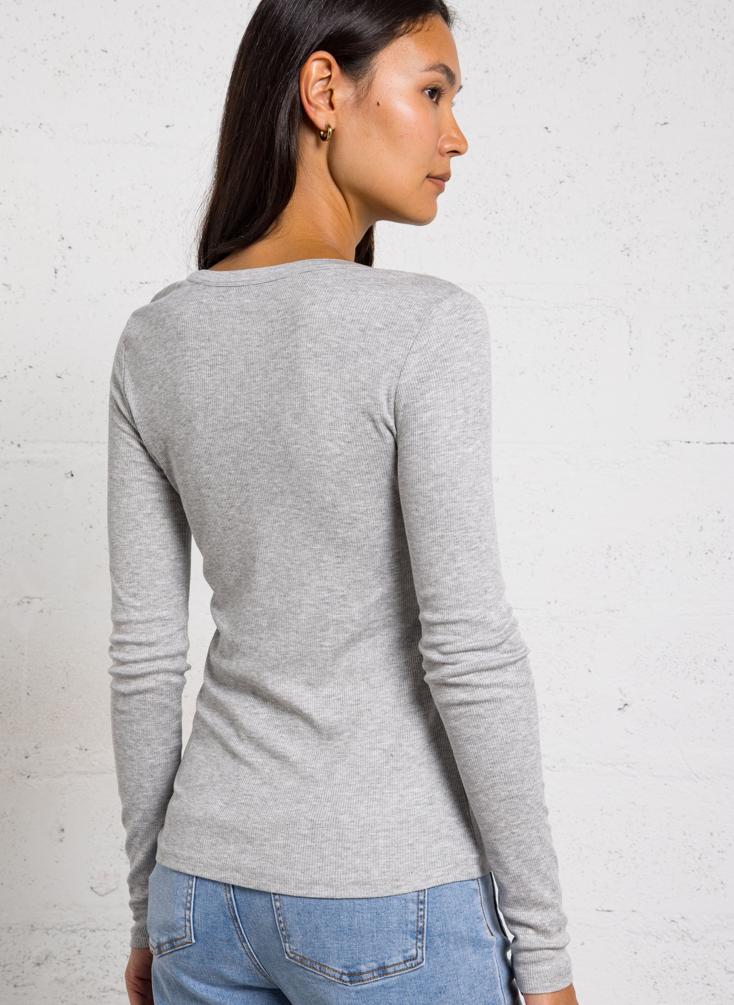 Aansluitend T-shirt met V-hals en ribbels MAJESTIC FILATURES Grijs