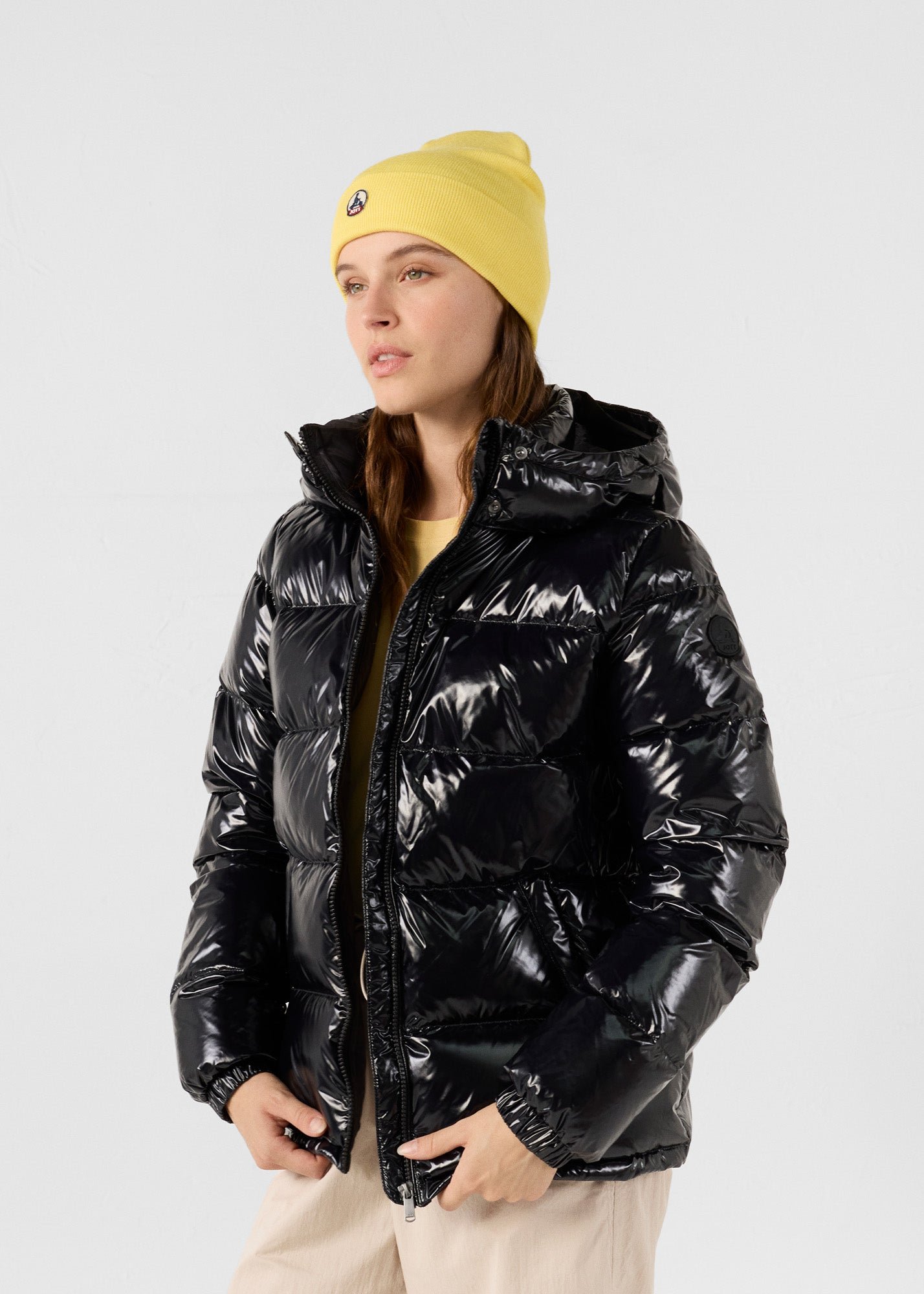 Puffer jacket for extreme cold with a glossy finish inspired by Prague. JOTT Black