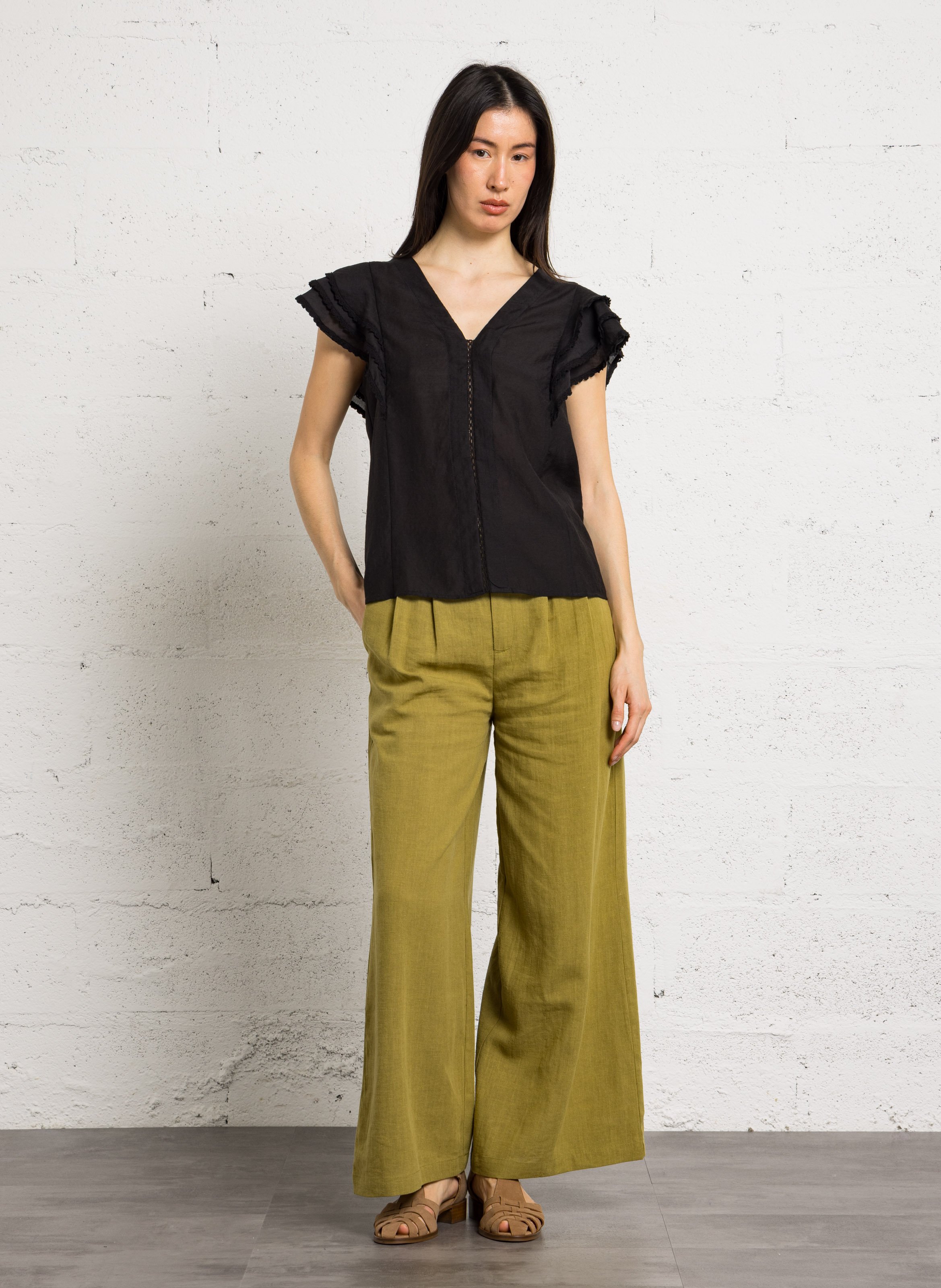 Straight V-neck top THE KORNER Black