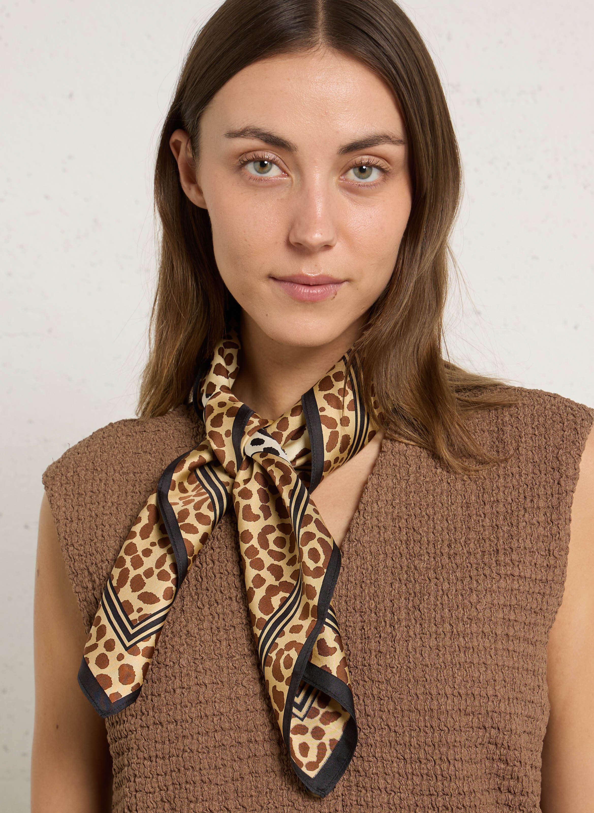 Carré imprimé léopard en soie INOUI EDITIONS Beige