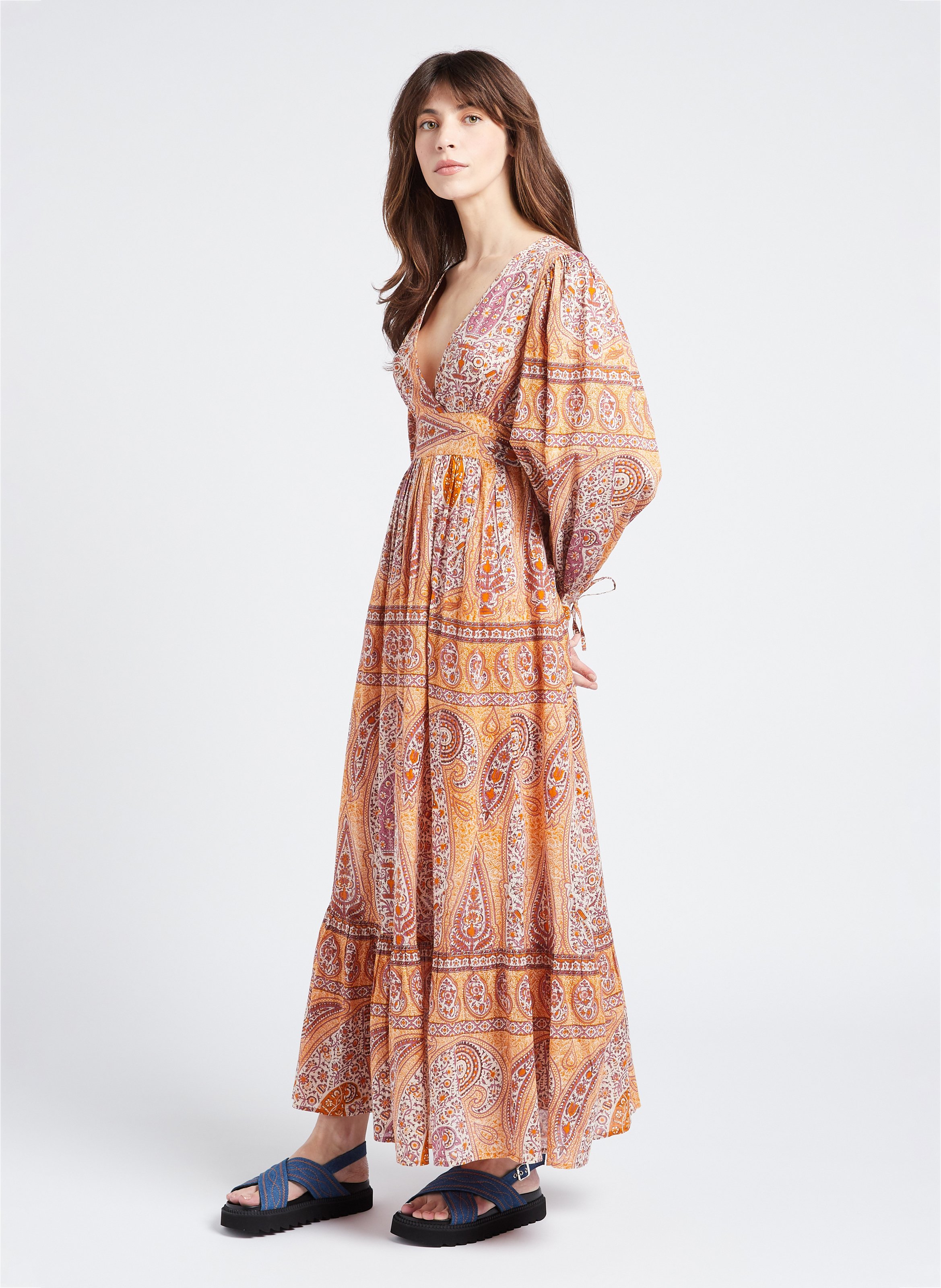 Langes, tailliertes Kleid mit V-Ausschnitt aus Baumwolle ANTIK BATIK Orange