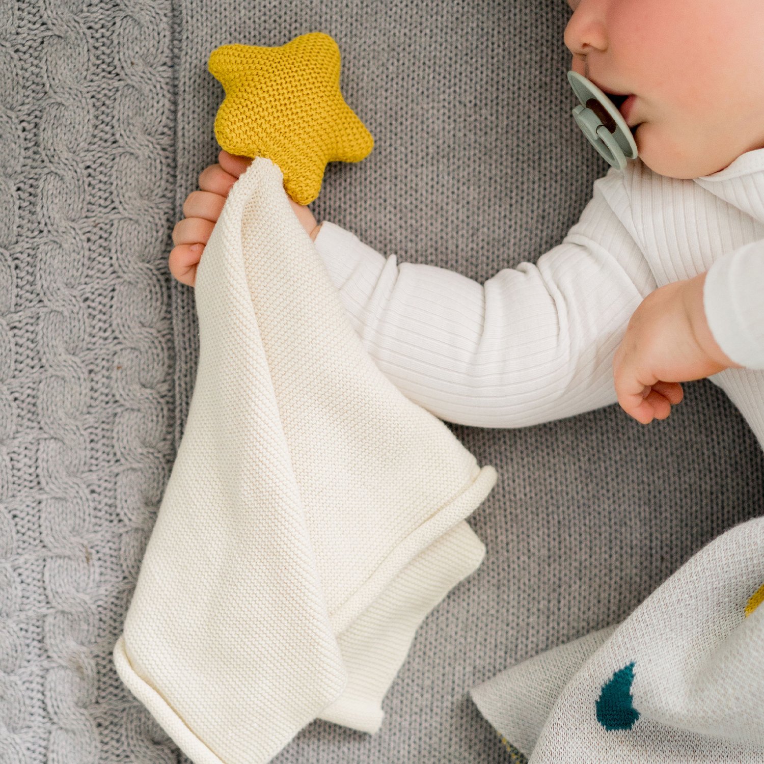 Sheep cotton comforter with rattle KINDSGUT Yellow