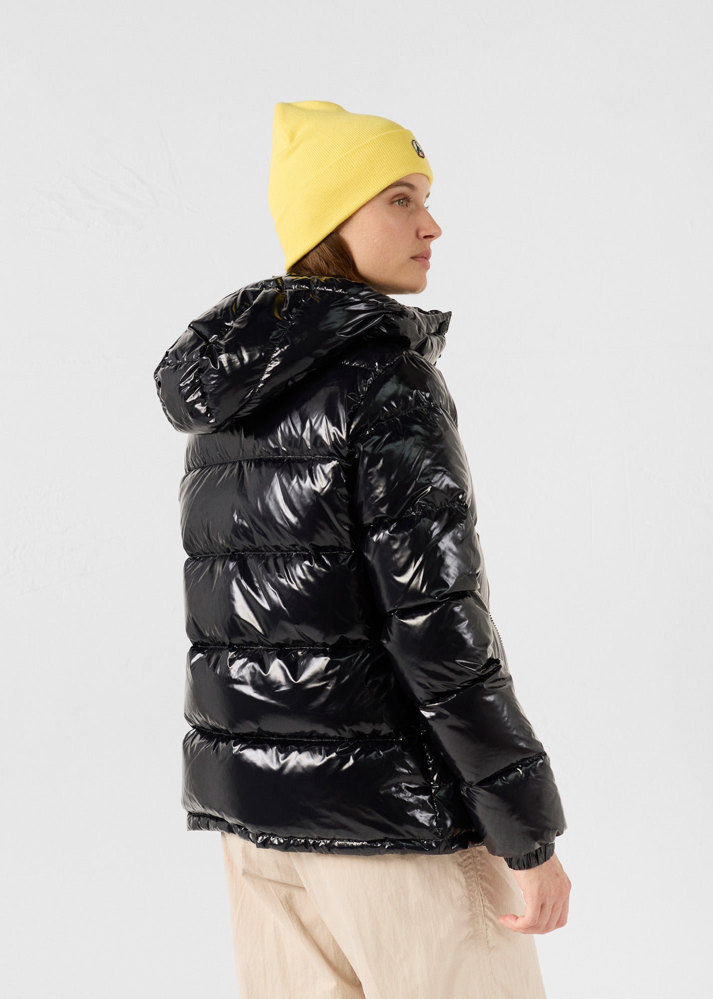 Puffer jacket for extreme cold with a glossy finish inspired by Prague. JOTT Black