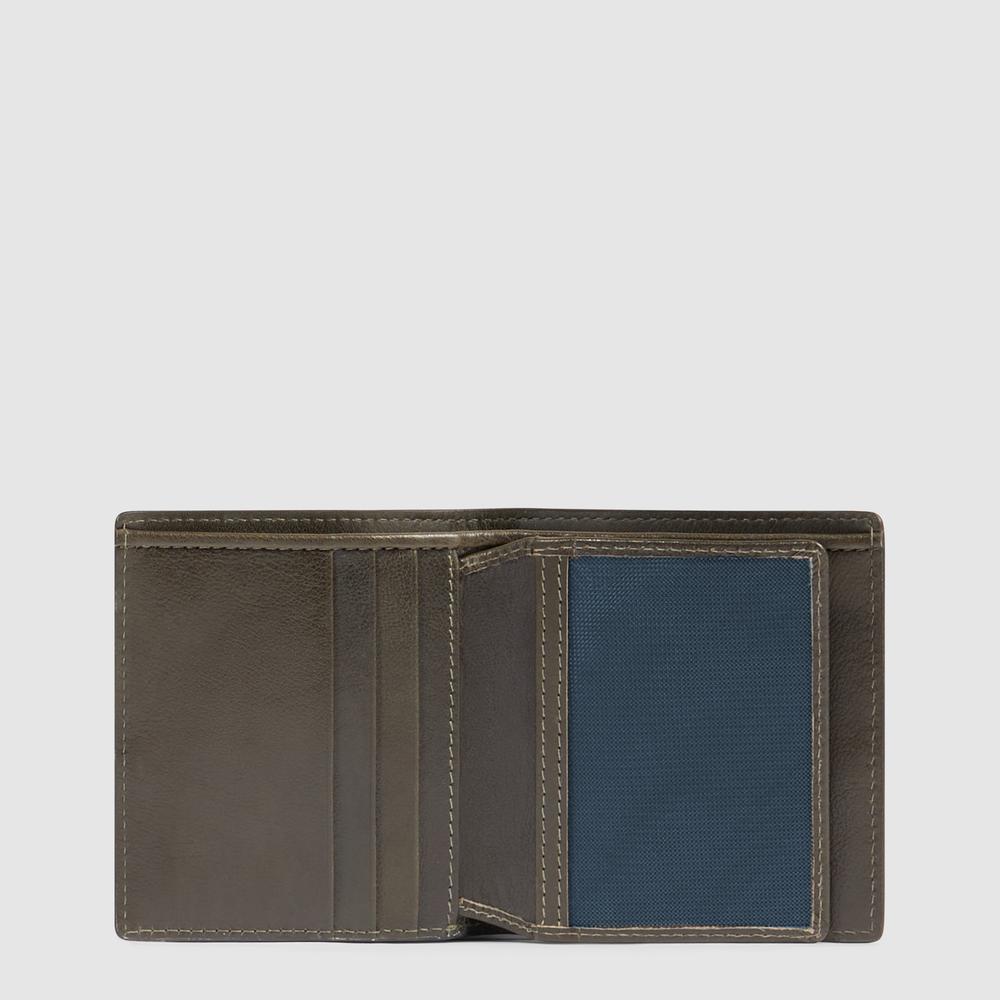 - 100% leather, - 6 cardholder slots, - 1 central compartment, - Size: L10 x H7 cm. PIQUADRO Green