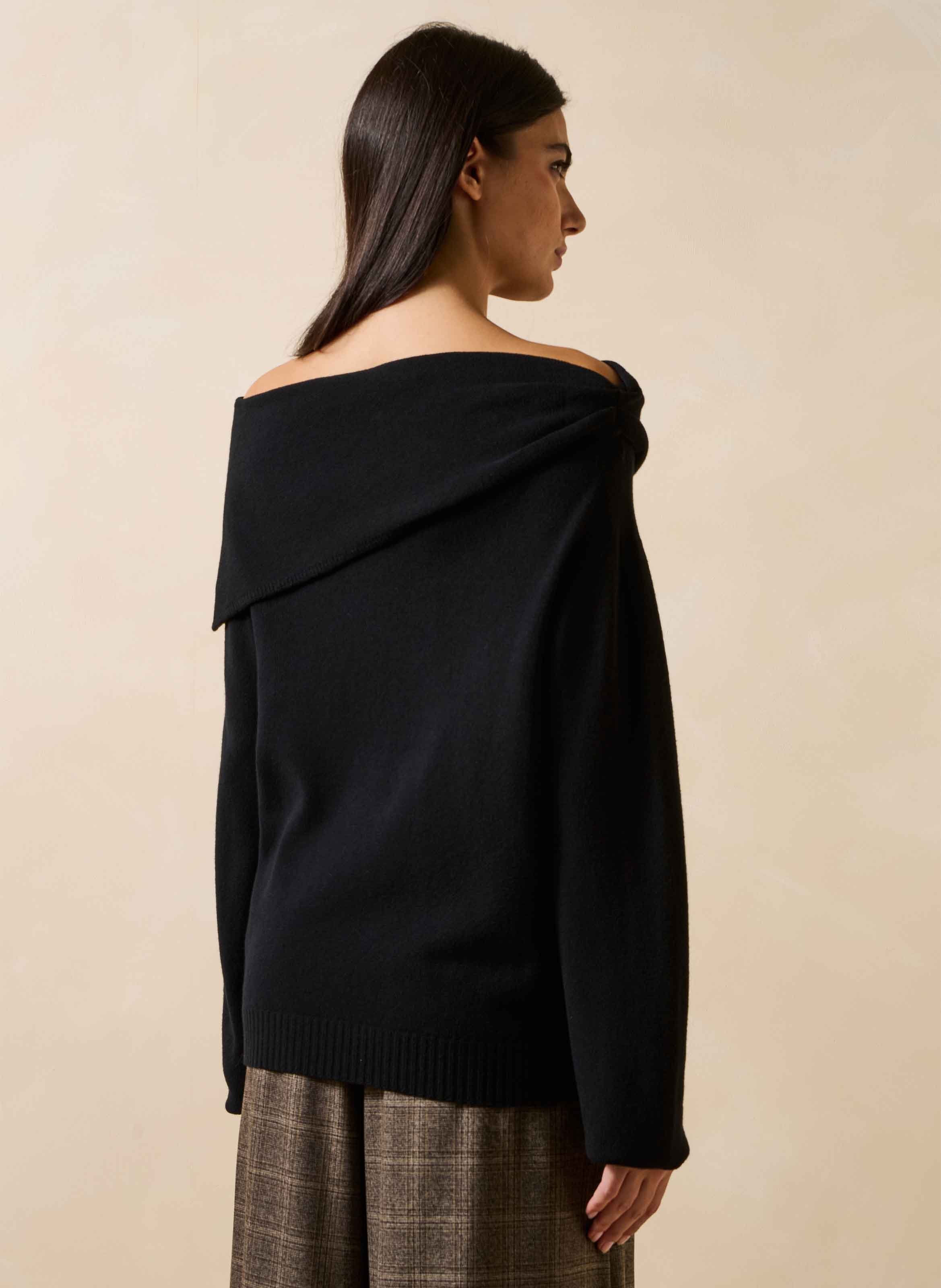 Oversized trui met gedrapeerde halslijn. LA FEE MARABOUTEE Zwart