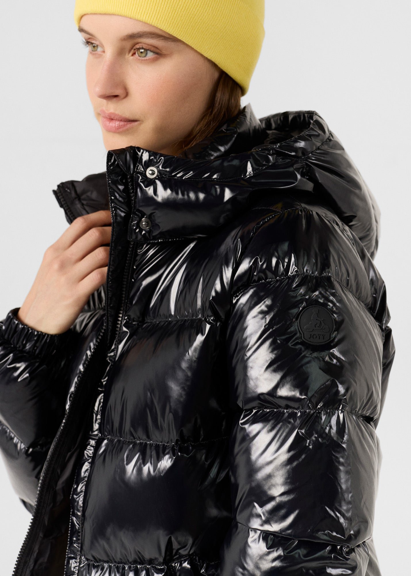 Puffer jacket for extreme cold with a glossy finish inspired by Prague. JOTT Black