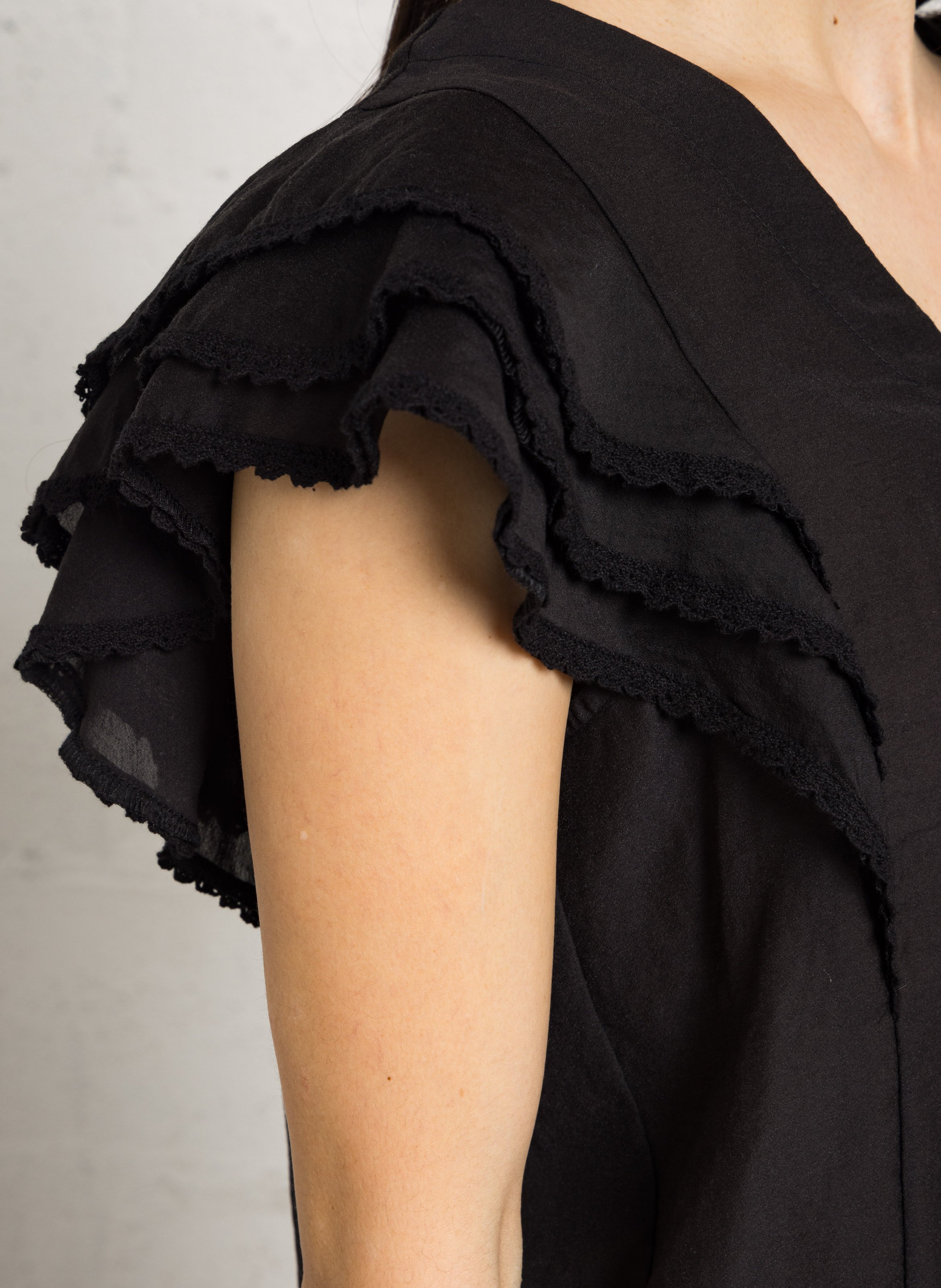 Straight V-neck top THE KORNER Black