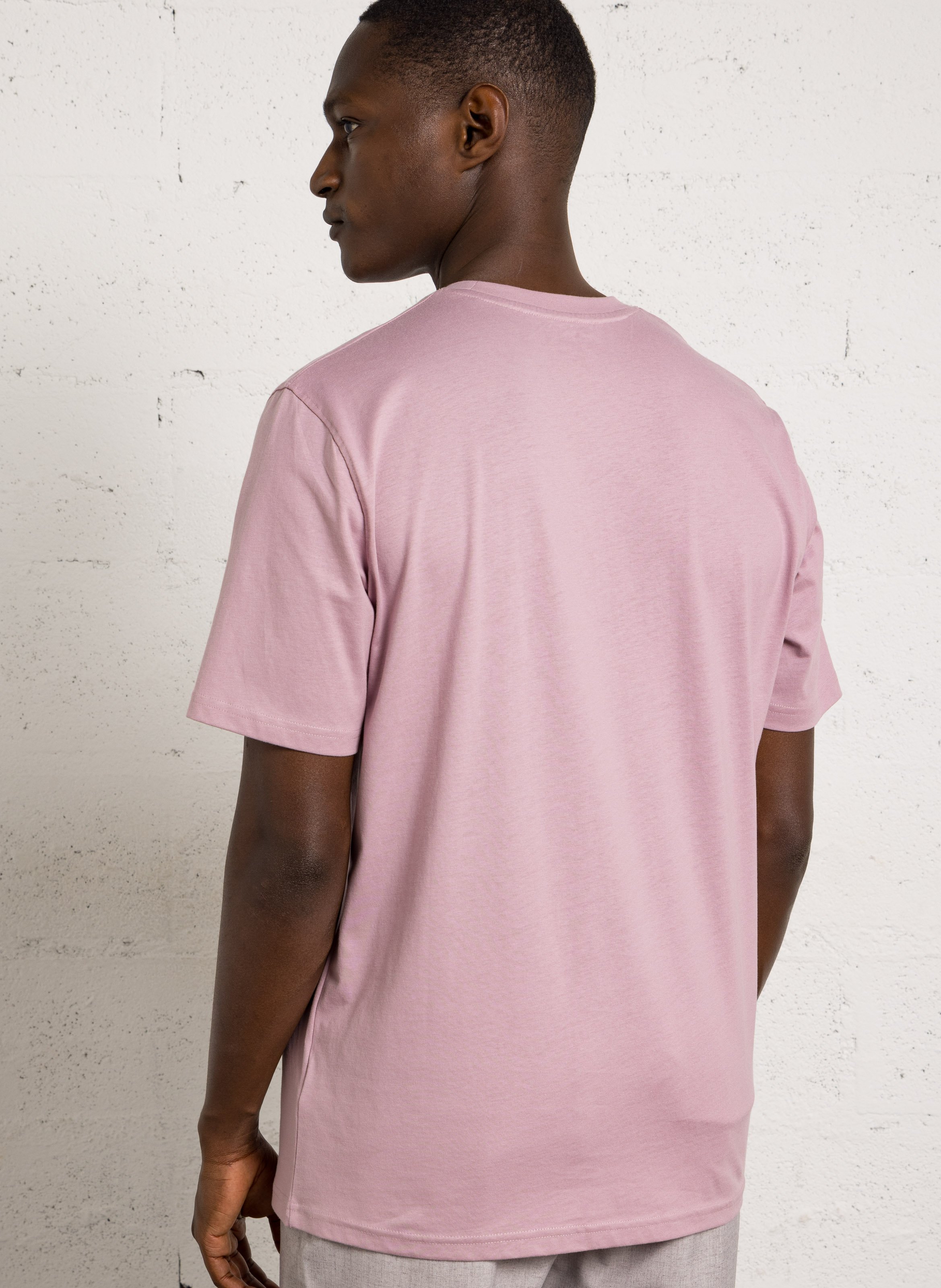Gerader Rundhalsausschnitt T-Shirt in einfarbig mit gesticktem Logo. CHEVIGNON Rosa