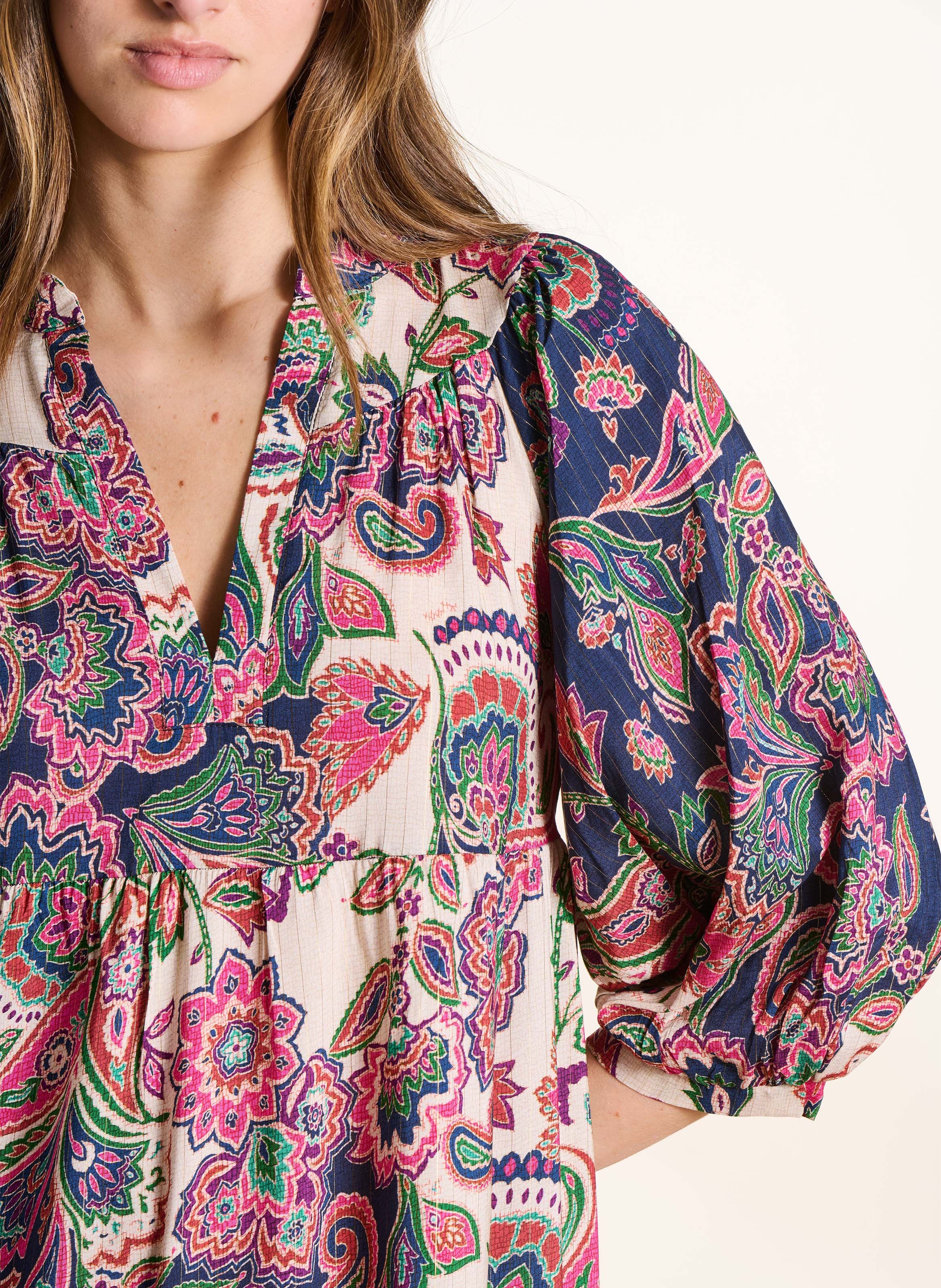 Bedrucktes langes Kleid mit Tunika-Kragen LA FEE MARABOUTEE Mehrfarbig