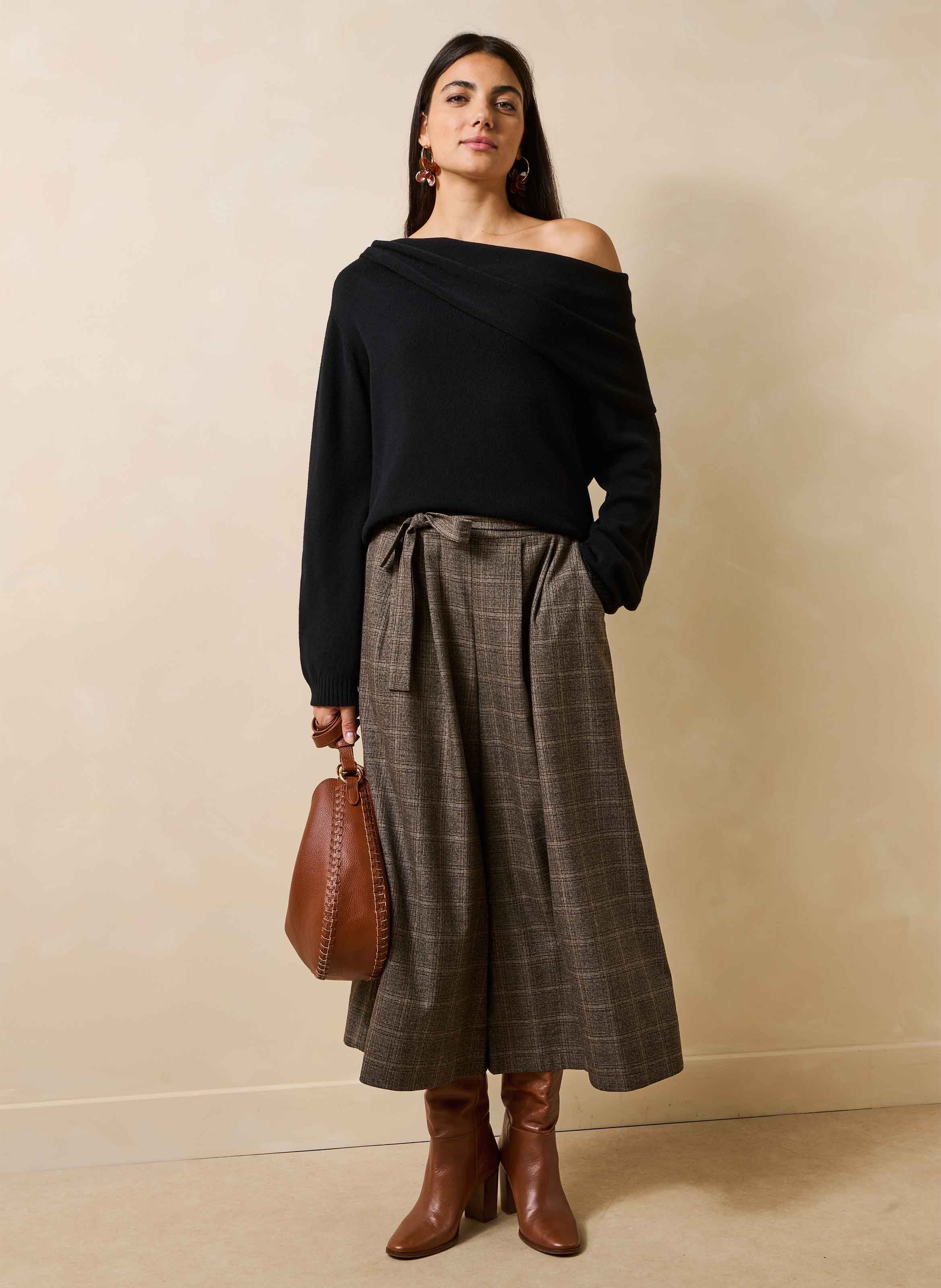Oversized trui met gedrapeerde halslijn. LA FEE MARABOUTEE Zwart