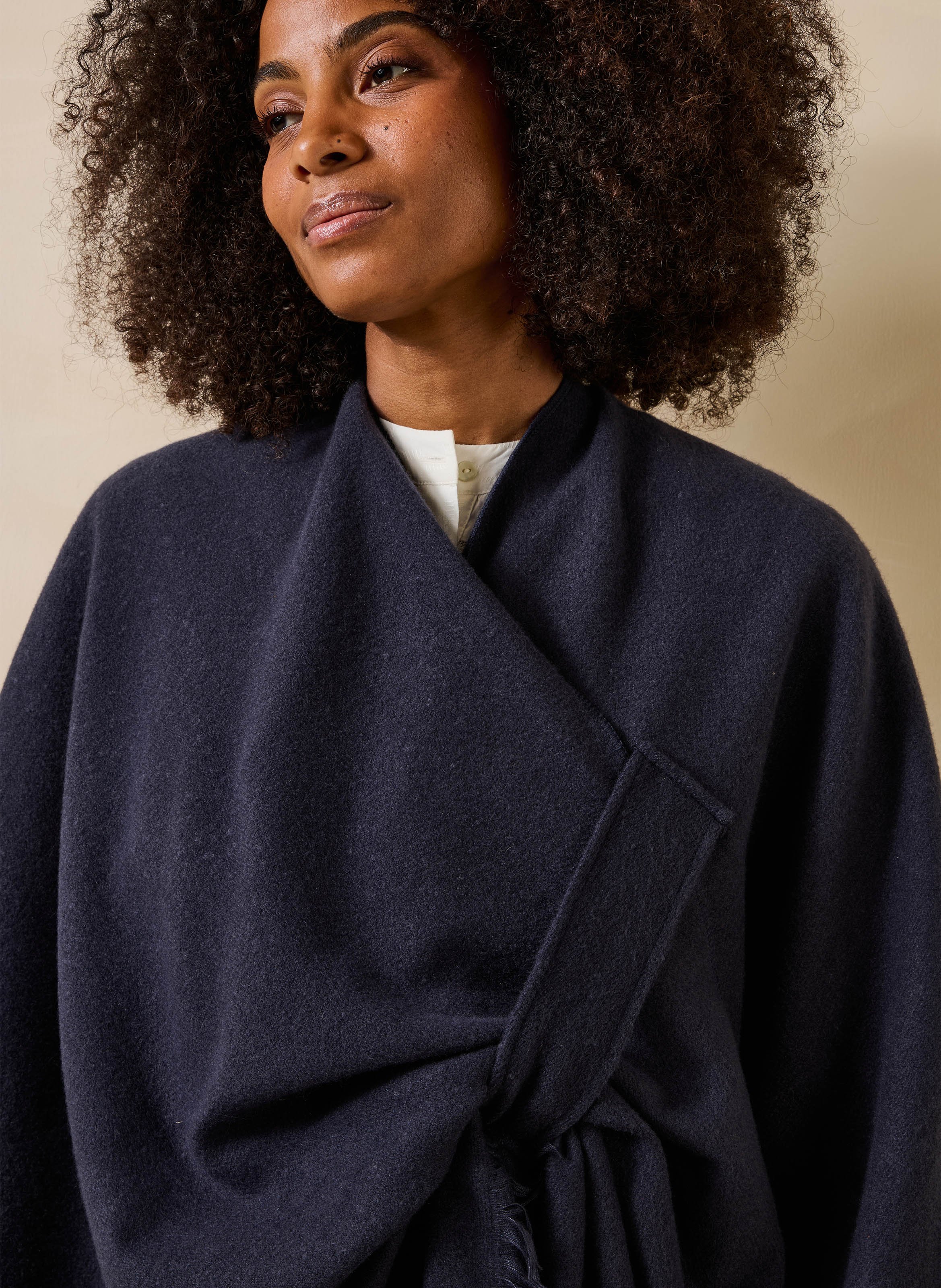 Weiter Poncho mit Fransen LA FEE MARABOUTEE Blau