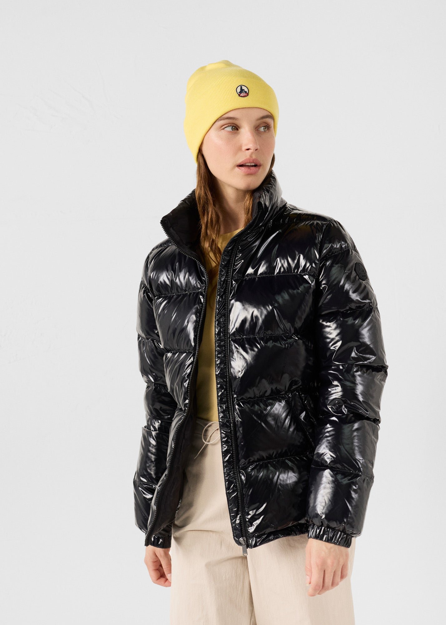 Puffer jacket for extreme cold with a glossy finish inspired by Prague. JOTT Black