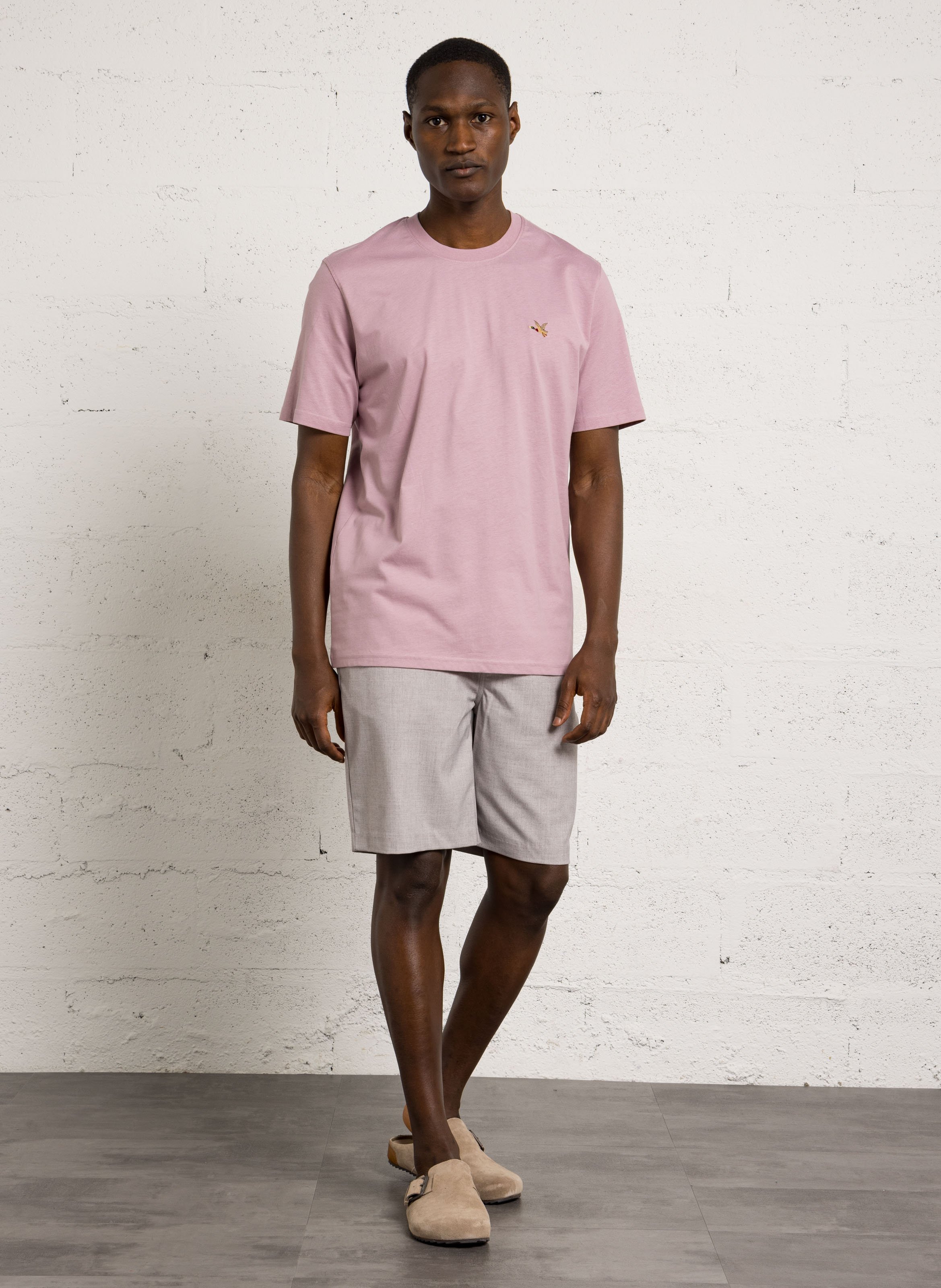 Gerader Rundhalsausschnitt T-Shirt in einfarbig mit gesticktem Logo. CHEVIGNON Rosa