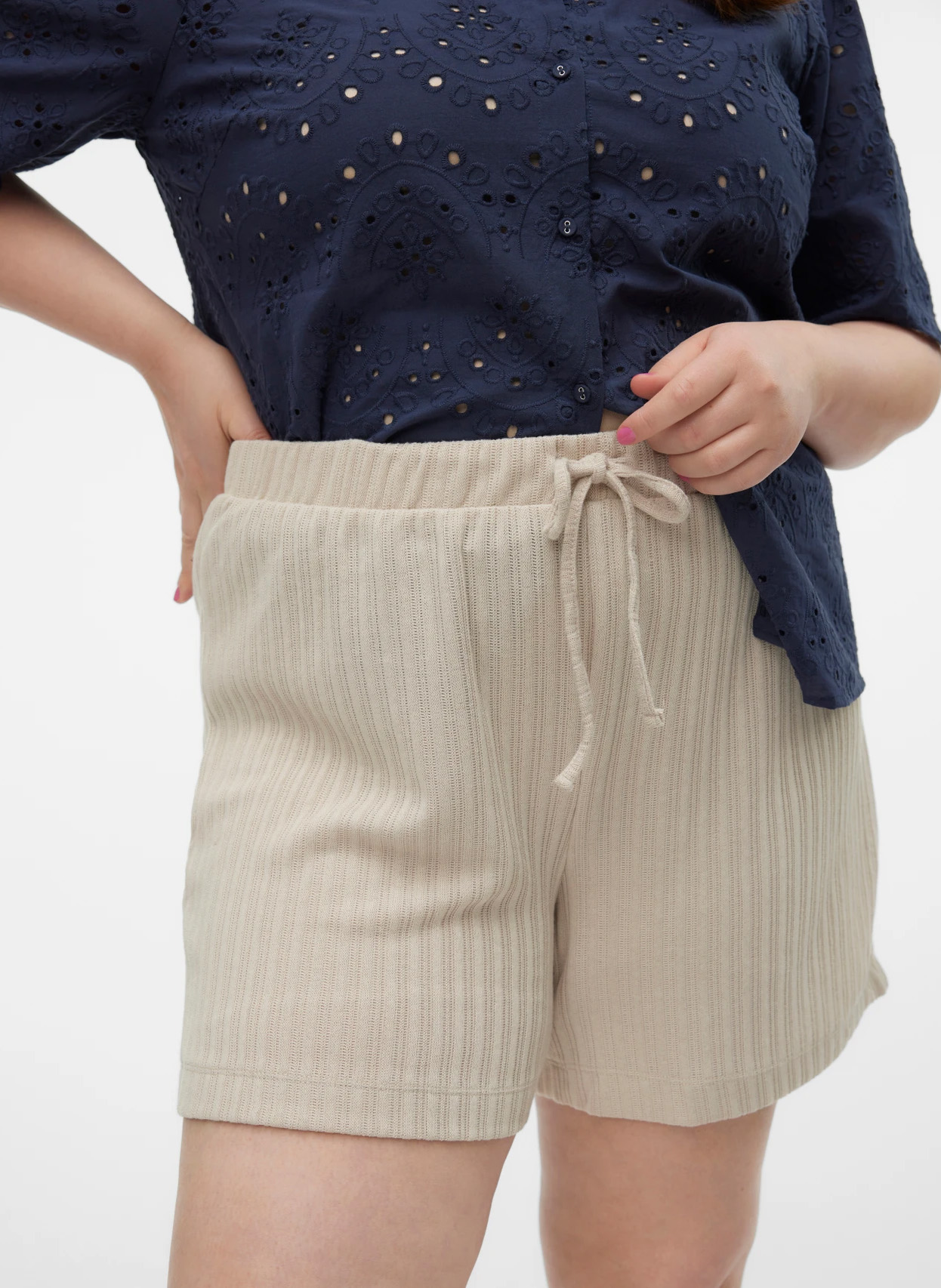 Hohe Taille gerippte Shorts VERO MODA CURVE Beige
