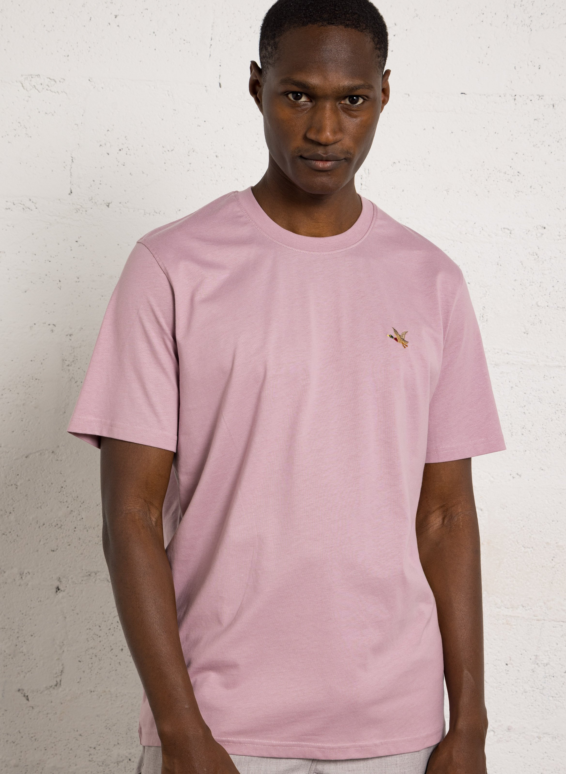 Gerader Rundhalsausschnitt T-Shirt in einfarbig mit gesticktem Logo. CHEVIGNON