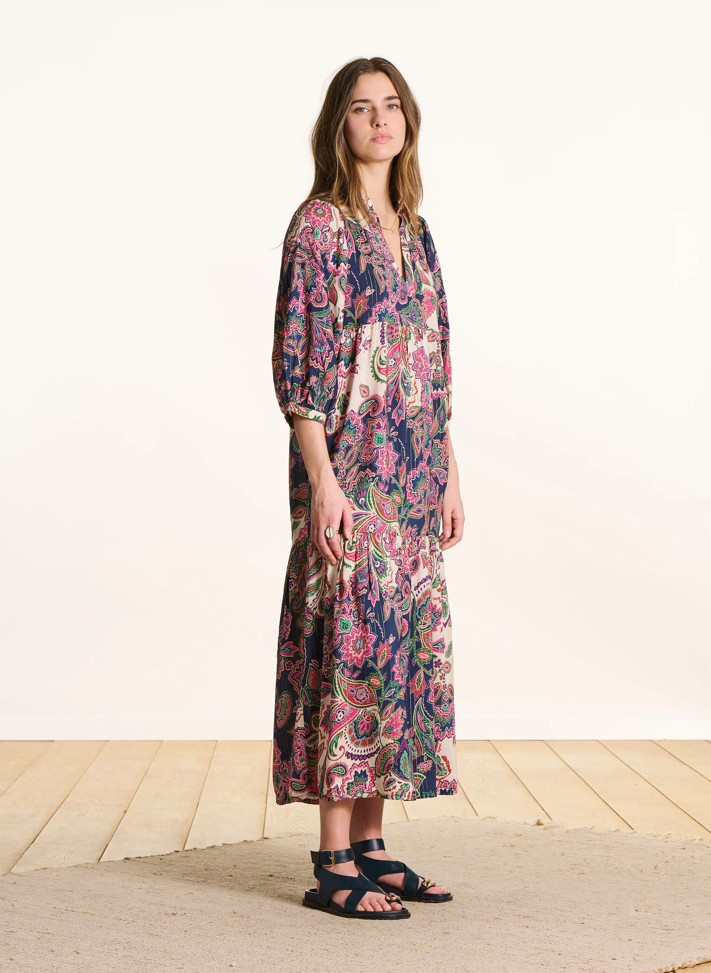 Bedrucktes langes Kleid mit Tunika-Kragen LA FEE MARABOUTEE Mehrfarbig