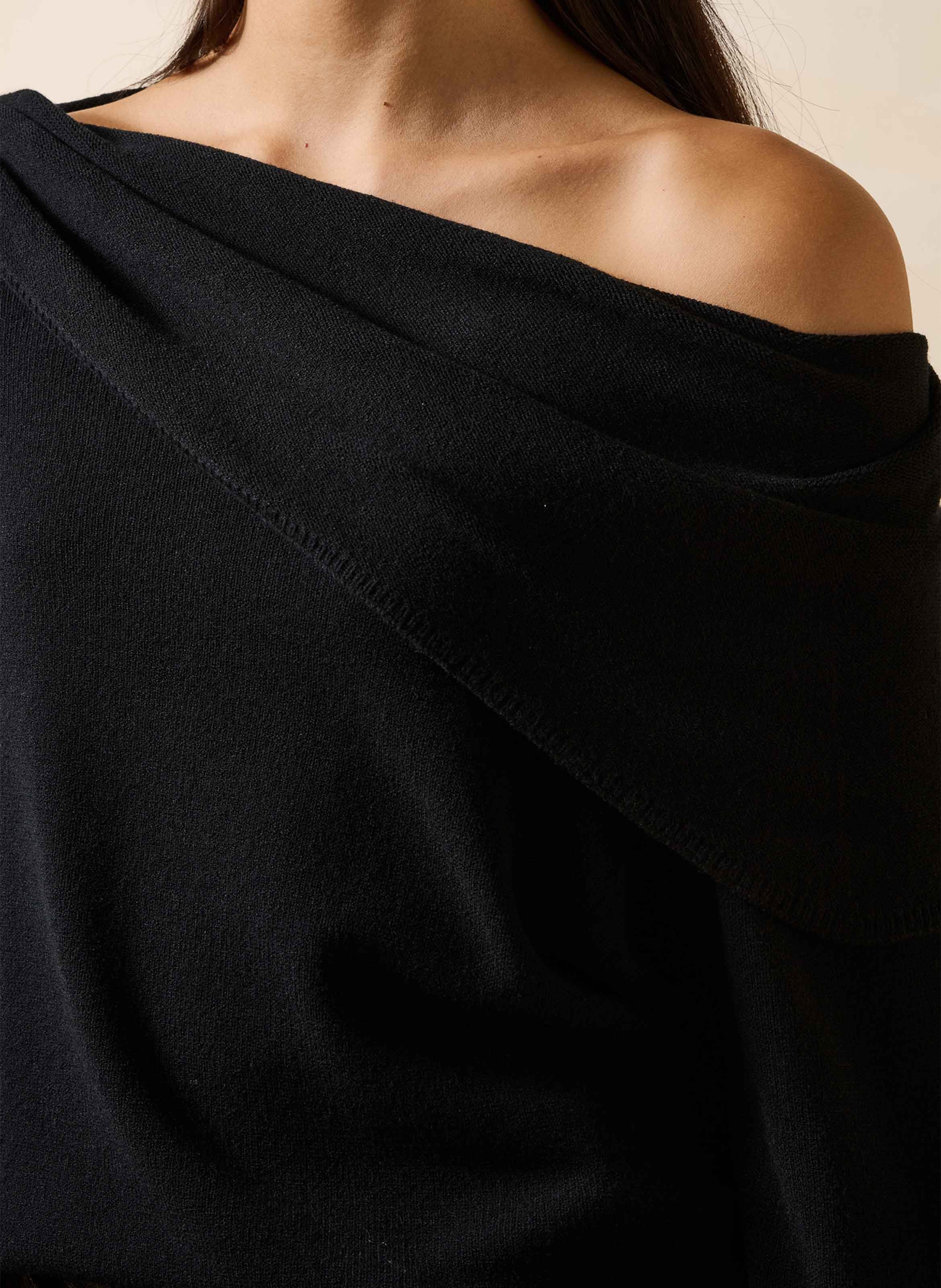 Oversized trui met gedrapeerde halslijn. LA FEE MARABOUTEE Zwart