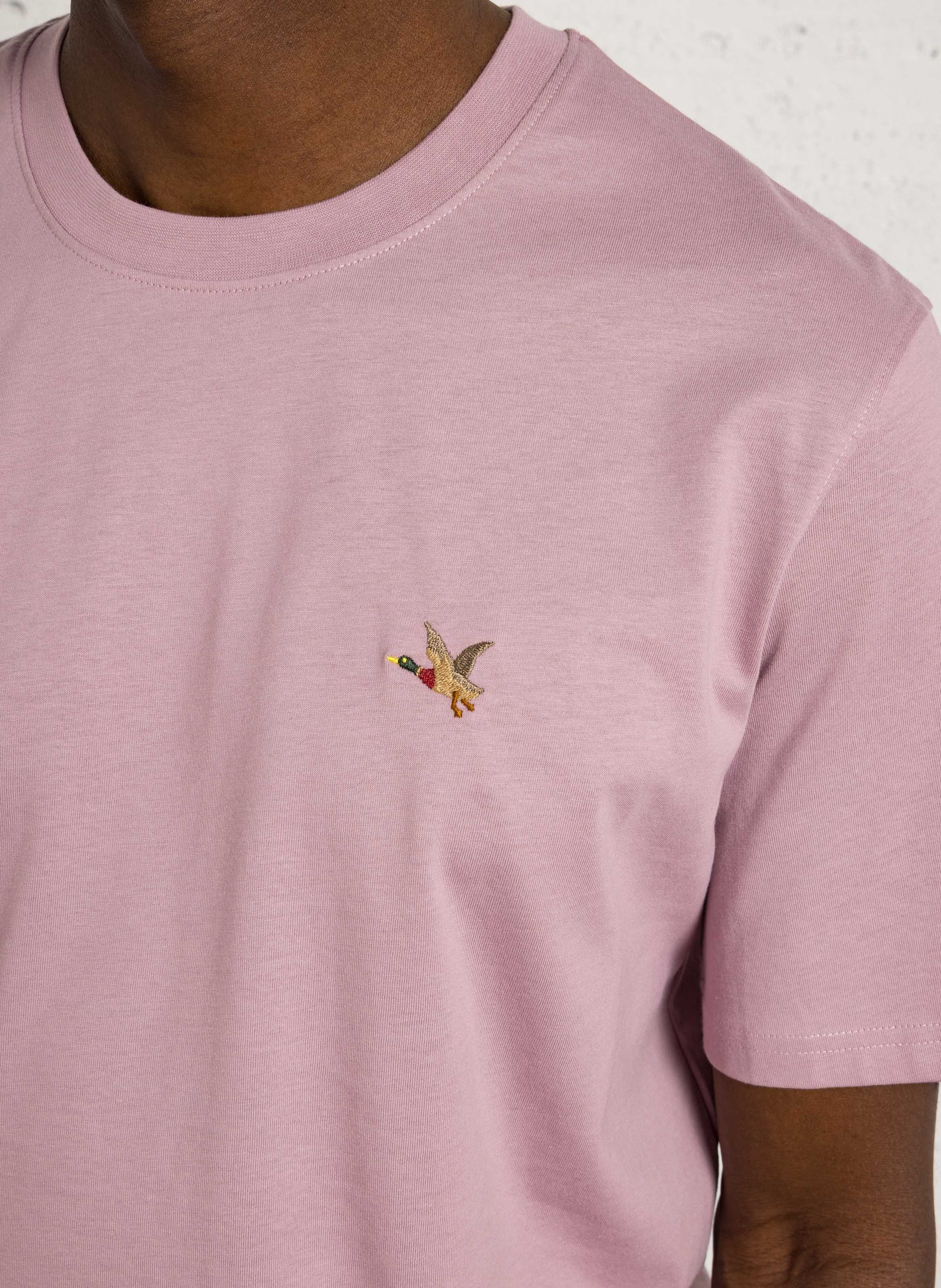 Gerader Rundhalsausschnitt T-Shirt in einfarbig mit gesticktem Logo. CHEVIGNON Rosa
