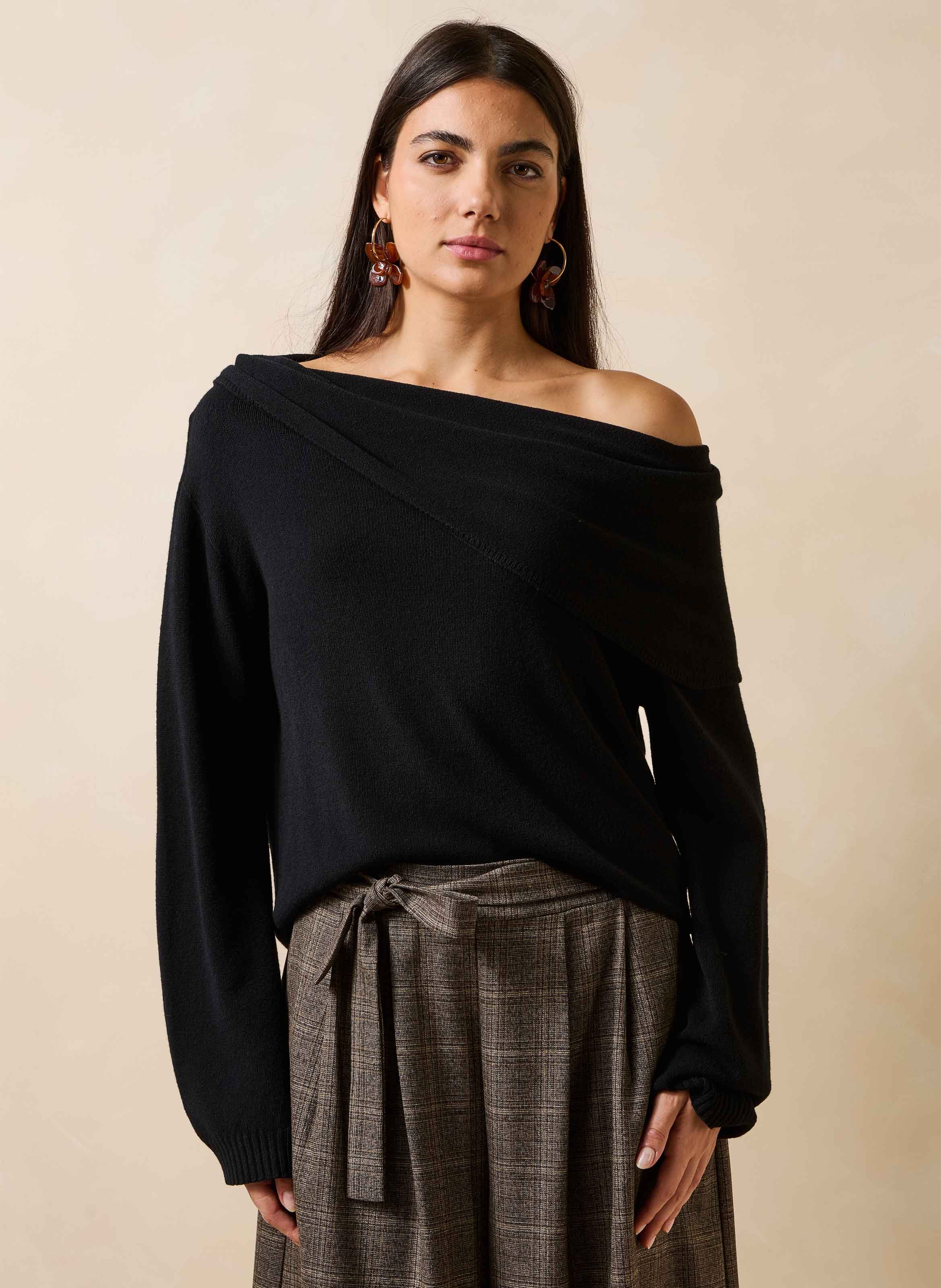 Oversized trui met gedrapeerde halslijn. LA FEE MARABOUTEE Zwart