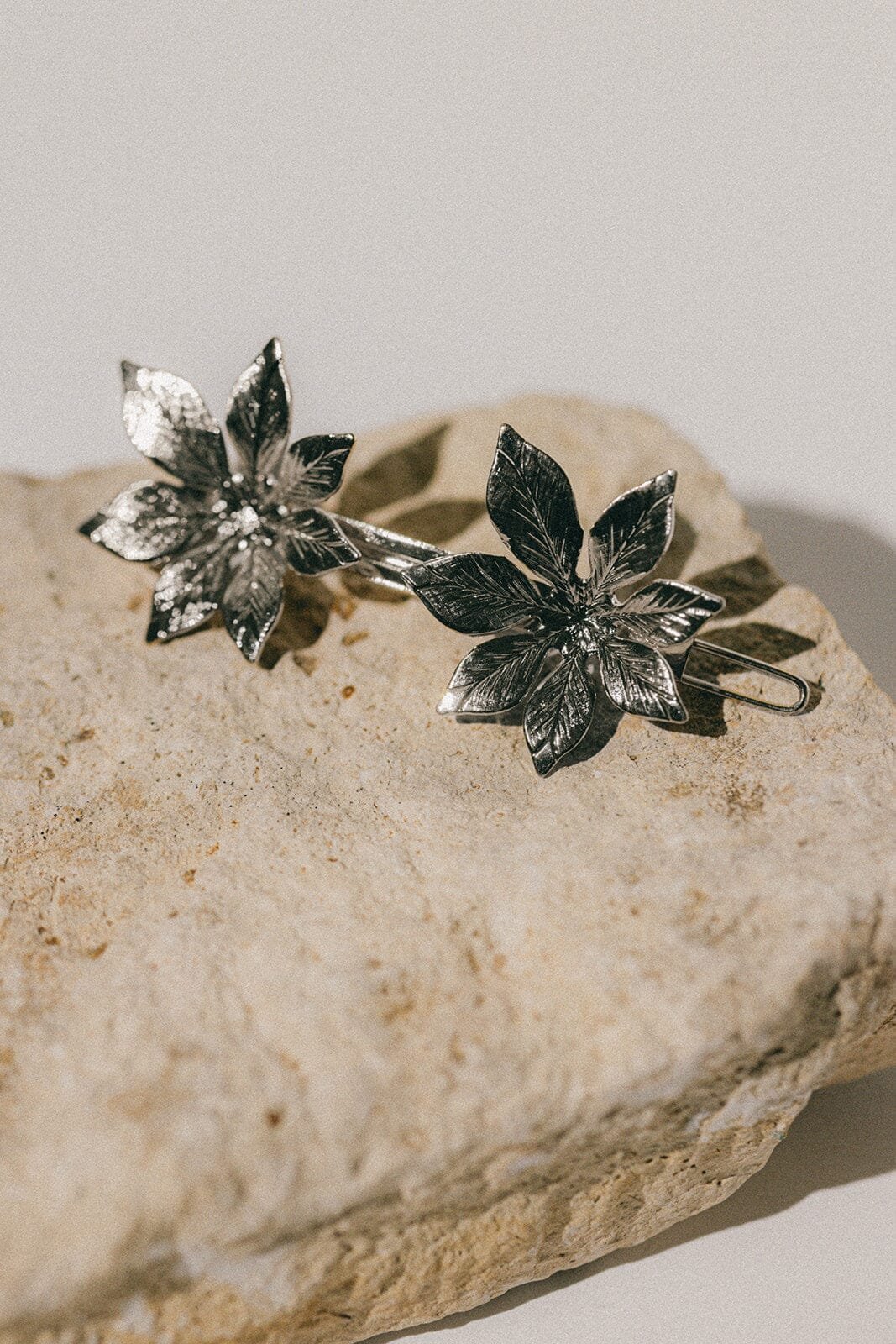 HESPÉRIS - fine gold-plated flower hair slide MONSIEUR SIMONE Silver