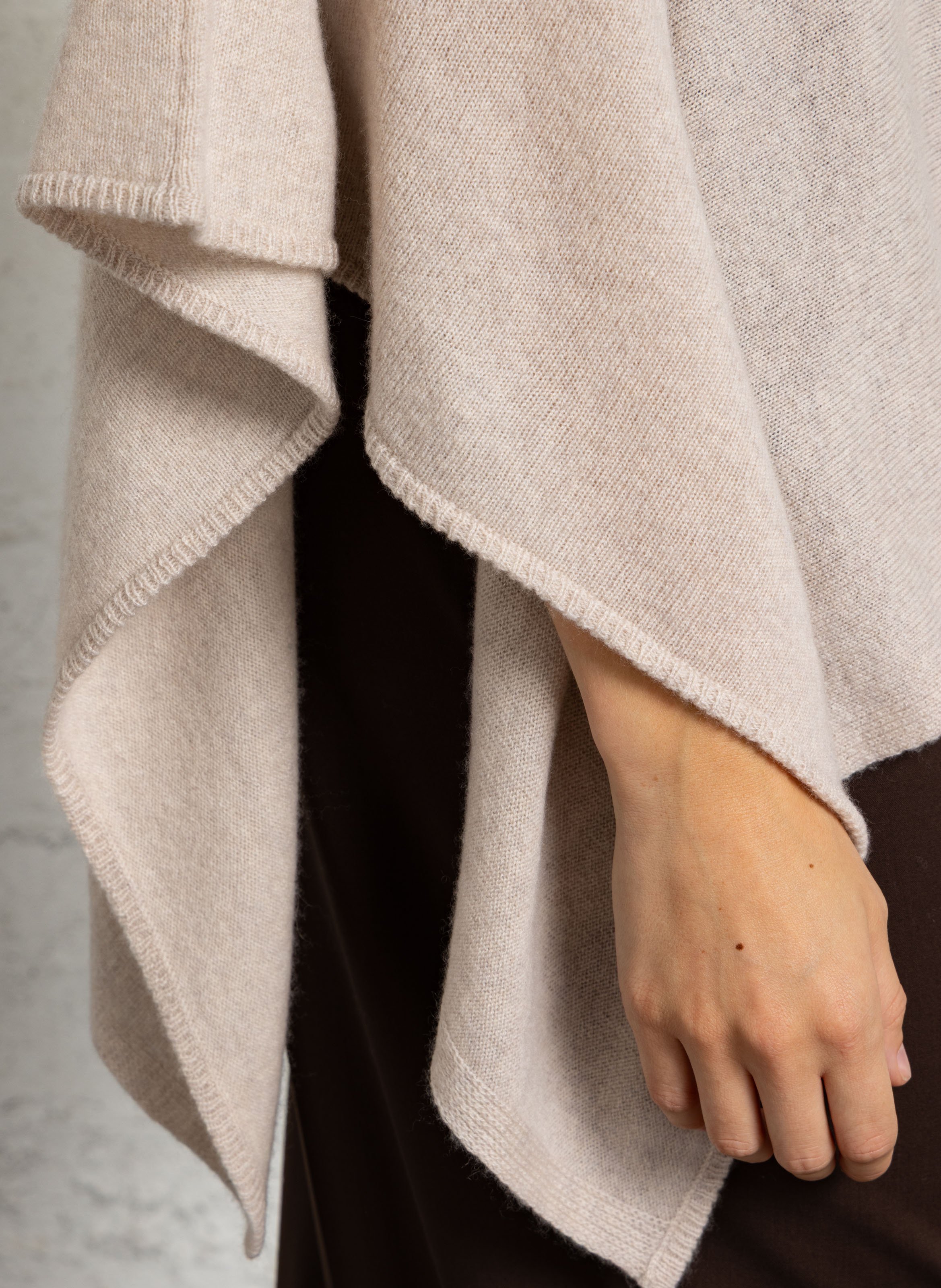 Poncho col roulé en cachemire BERENICE Beige