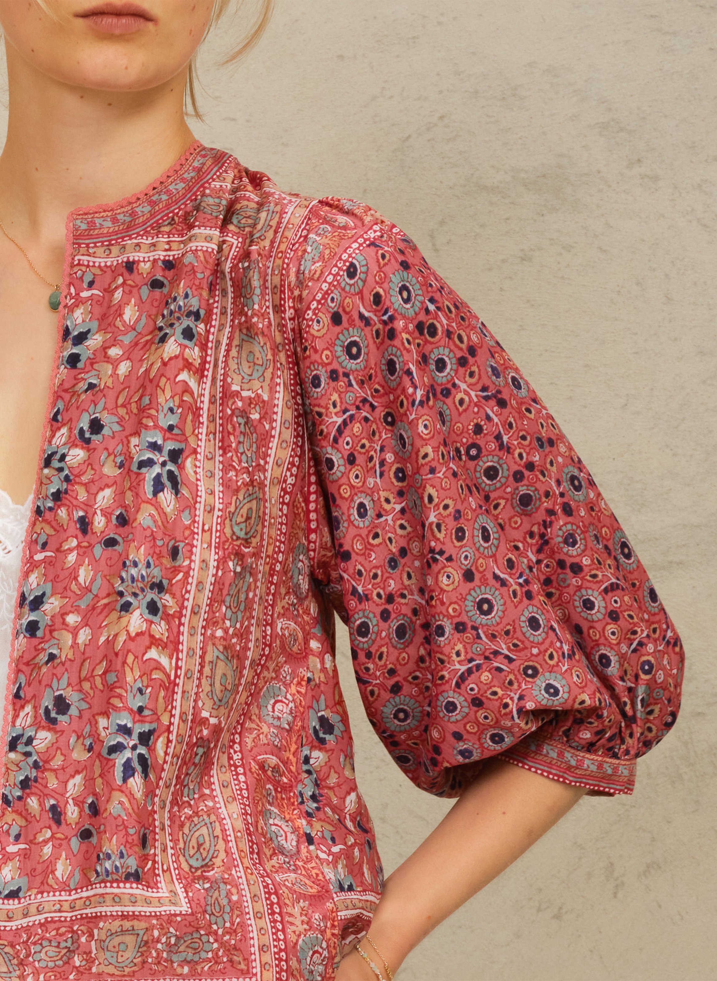 Top droit col V en coton imprimé M.A.B.E Pink