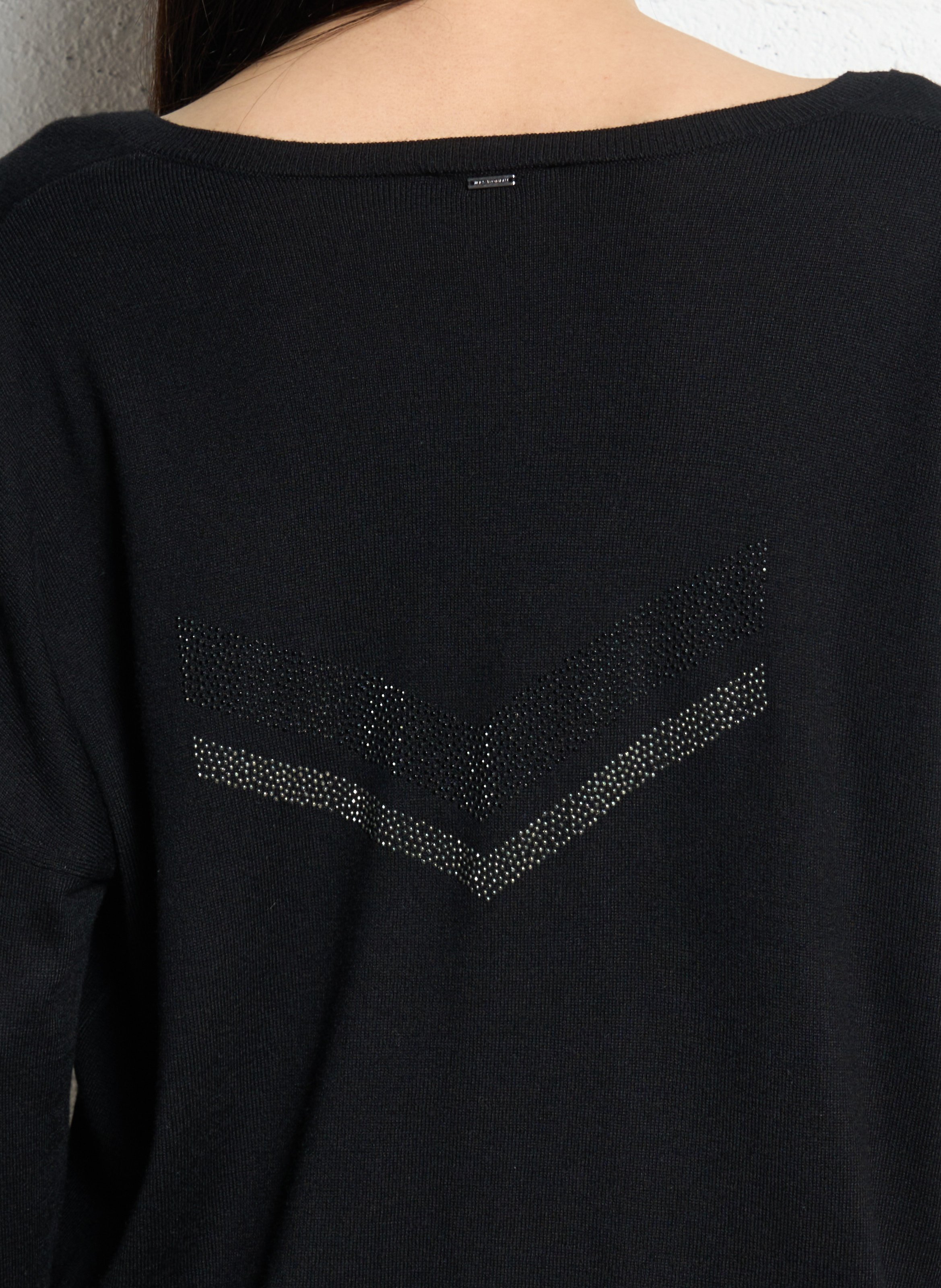 Gerade geschnittener Pullover mit V-Ausschnitt aus einfarbigem Strick. IKKS Schwarz