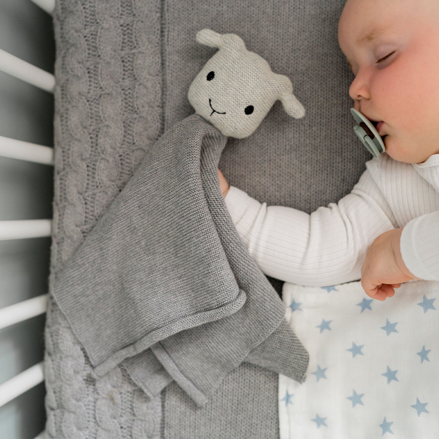 Sheep cotton comforter with rattle KINDSGUT Grey