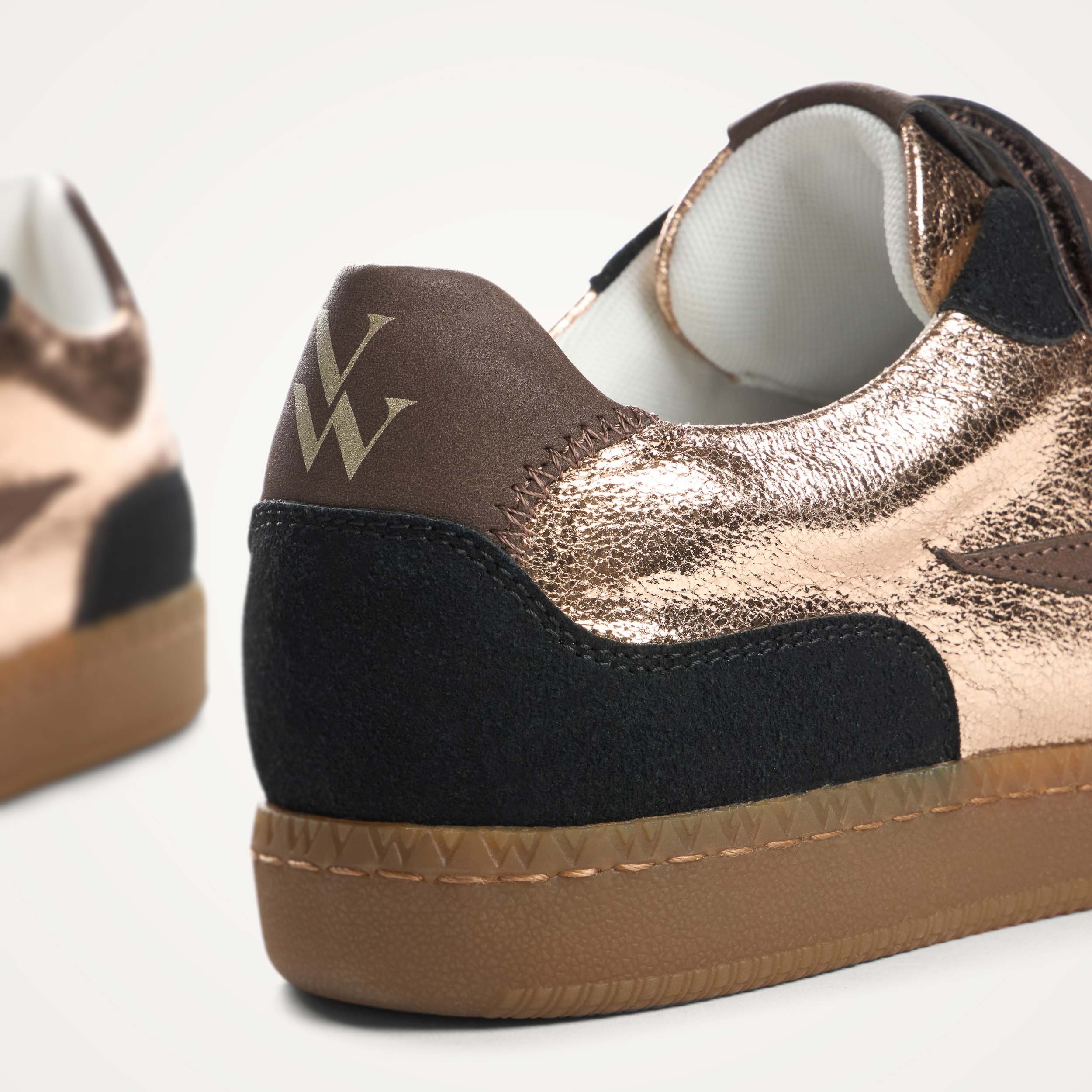 Baskets basses rétro à scratchs VANESSA WU Doré