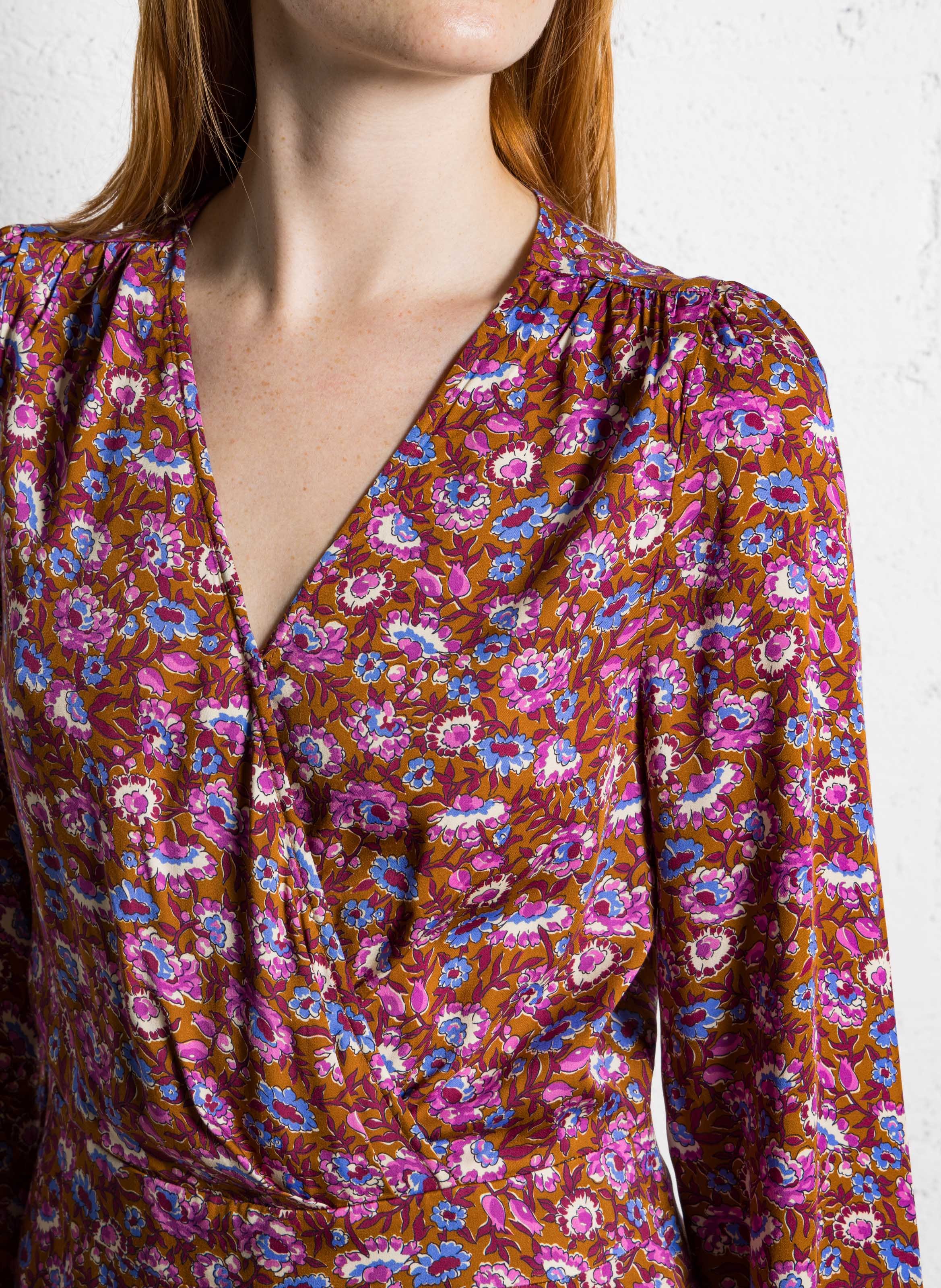 Robe courte col v à imprimé fleuri I CODE Marron