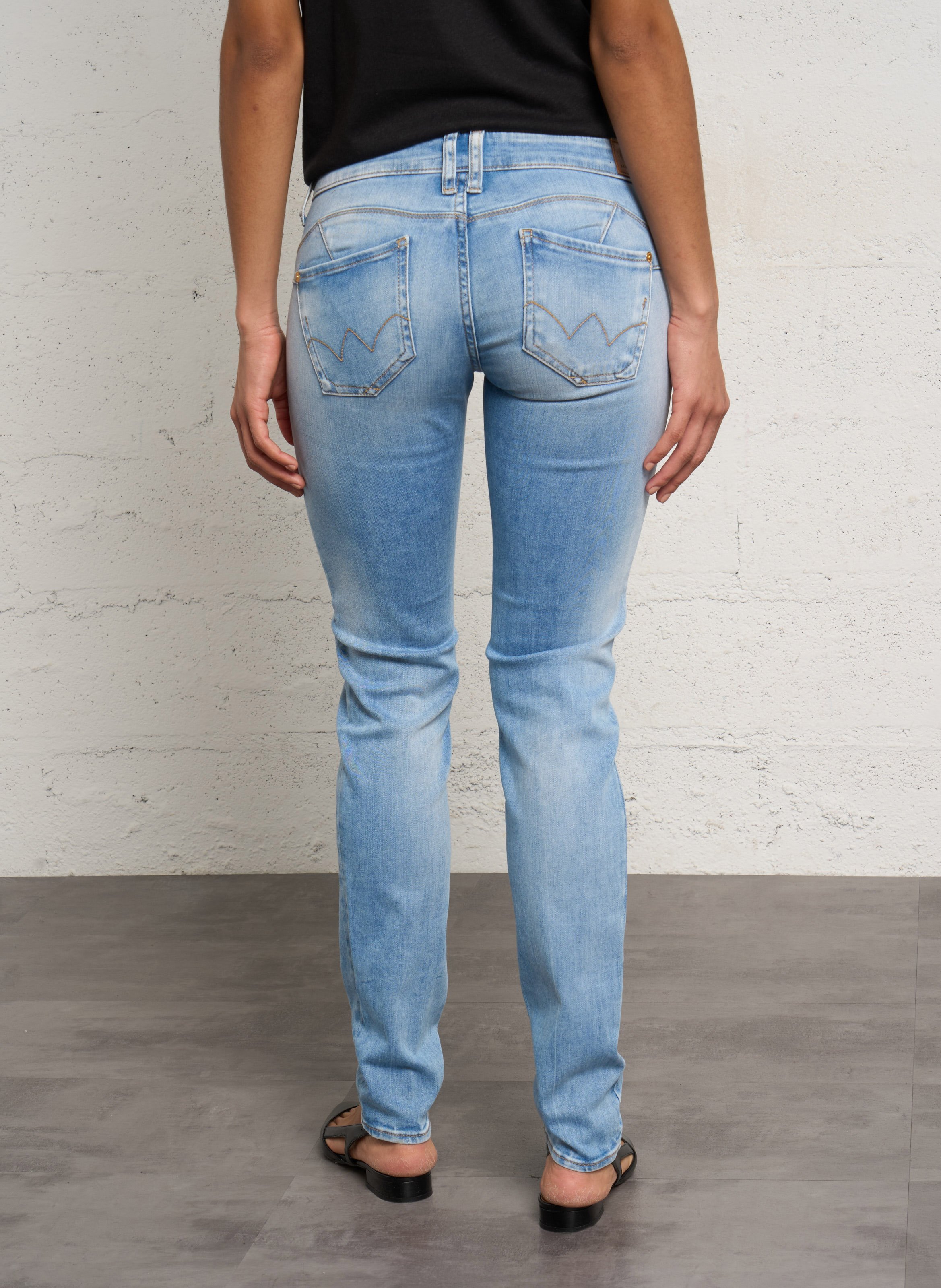 - Straight Cut Jeans
- 5 Taschen
- Gerader Schnitt
- Stone-Washed-Optik LE TEMPS DES CERISES Blau