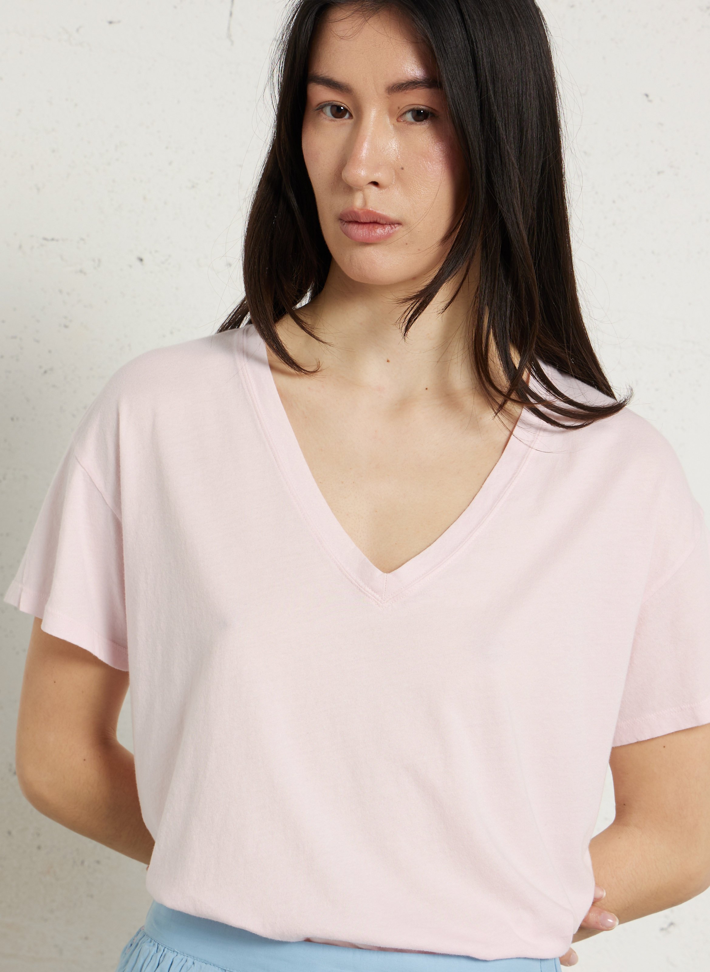 T-Shirt mit V-Ausschnitt und kurzen Ärmeln MAJESTIC FILATURES Rosa